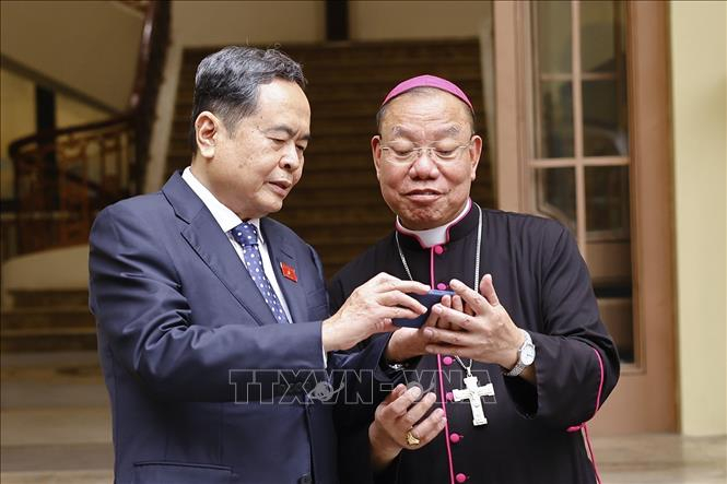 Chủ tịch Quốc hội Trần Thanh Mẫn với Tổng Giám mục Tổng Giáo phận Hà Nội Vũ Văn Thiên. Ảnh: Doãn Tấn/TTXVN
