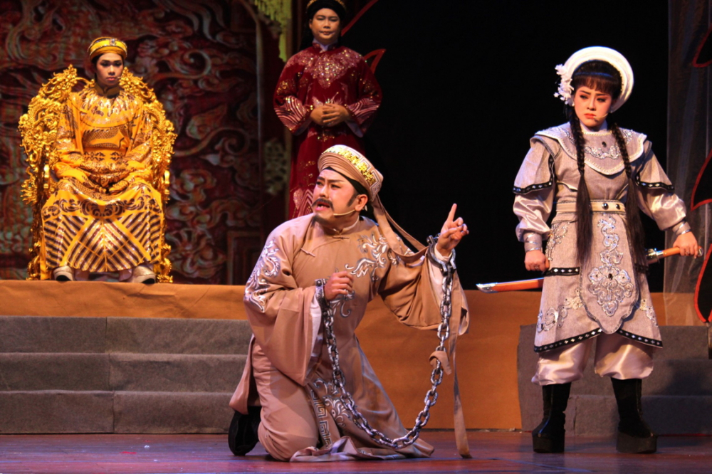 Cải lương trên đường tái định vị Từ trái sang: Trọng Nhân, Thanh Khang và Bảo Ngọc - 3 gương mặt trẻ trong vở Tây Sơn nữ tướng - Chói rạng sơn hà - ẢNH: N.T.