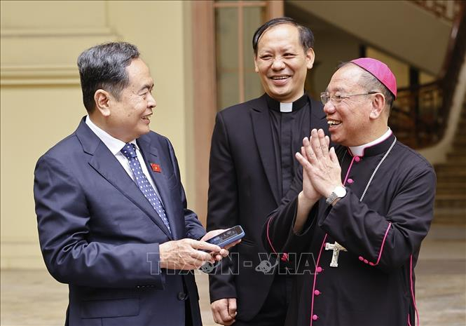 Chủ tịch Quốc hội Trần Thanh Mẫn với Tổng Giám mục Tổng Giáo phận Hà Nội Vũ Văn Thiên. Ảnh: Doãn Tấn/TTXVN
