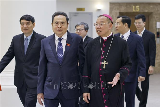 Chủ tịch Quốc hội Trần Thanh Mẫn và Tổng Giám mục Tổng Giáo phận Hà Nội Vũ Văn Thiên. Ảnh: Doãn Tấn/TTXVN
