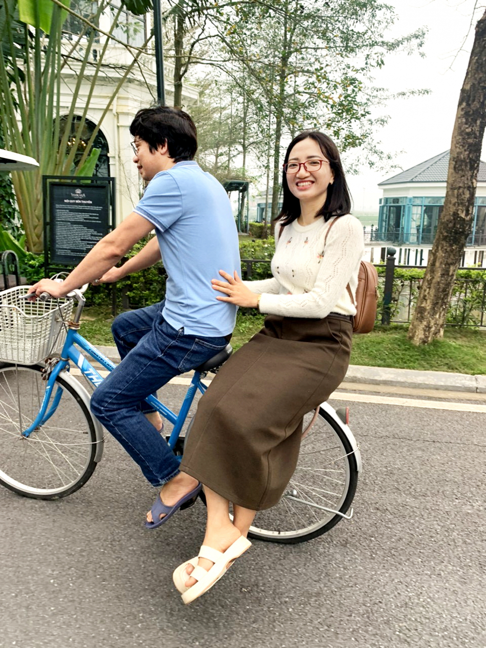 Tác giả ngồi bình yên sau xe người chồng do mai mối - Ảnh do tác giả cung cấp