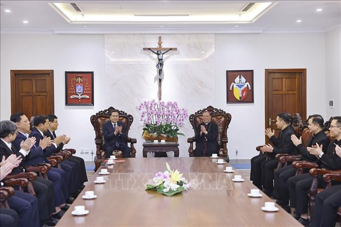 Chủ tịch Quốc hội Trần Thanh Mẫn chúc mừng Tổng Giáo phận Hà Nội. Ảnh: Doãn Tấn/TTXVN