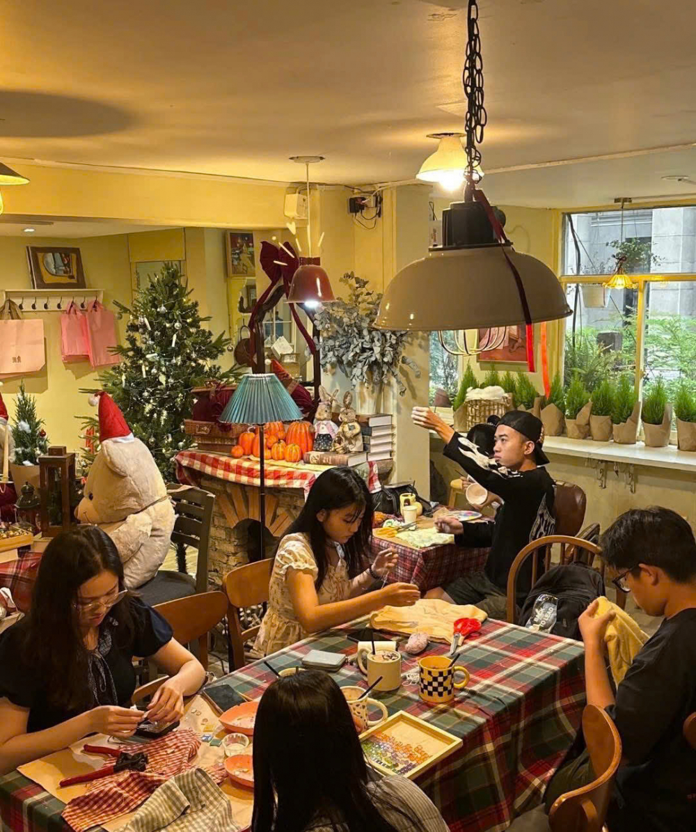 Tía Tô ArtBook (chung cư 14, Tôn Thất Đạm, Phường Nguyễn Thái Bình) là quán cà phê có không gian được lấy cảm hứng từ những vùng đồng quê ở châu Âu. Mang đến cảm giác vô cùng dễ chịu, khu vực workshop được thiết kế đầy tính nghệ thuật, nơi bạn có thể tham gia các buổi nhiều hoạt động thú vị như làm nến thơm, các sản phẩm trang trí hay gương, tranh ảnh… Tại đây bạn sẽ cảm nhận được sự thoải mái với những góc check in kết hợp giữa các màu tương phản hay sự sinh động của các món đồ nội thất từ thảm, rèm cửa cho đến khăn trải bàn hay các món đồ mang hơi hướng cổ điển, khiến ta có cảm giác như đang lạc vào thế giới cổ tích - Ảnh: Tía Tô ArtBook