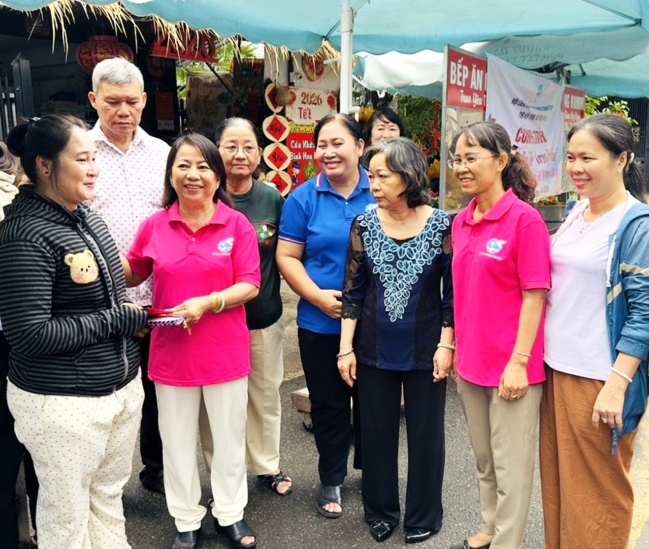 Bà Nguyễn Thanh Thúy (thứ sáu từ phải qua) trao quà hỗ trợ cho người nhà bệnh nhân ung thư tại ngôi nhà Rum-mi