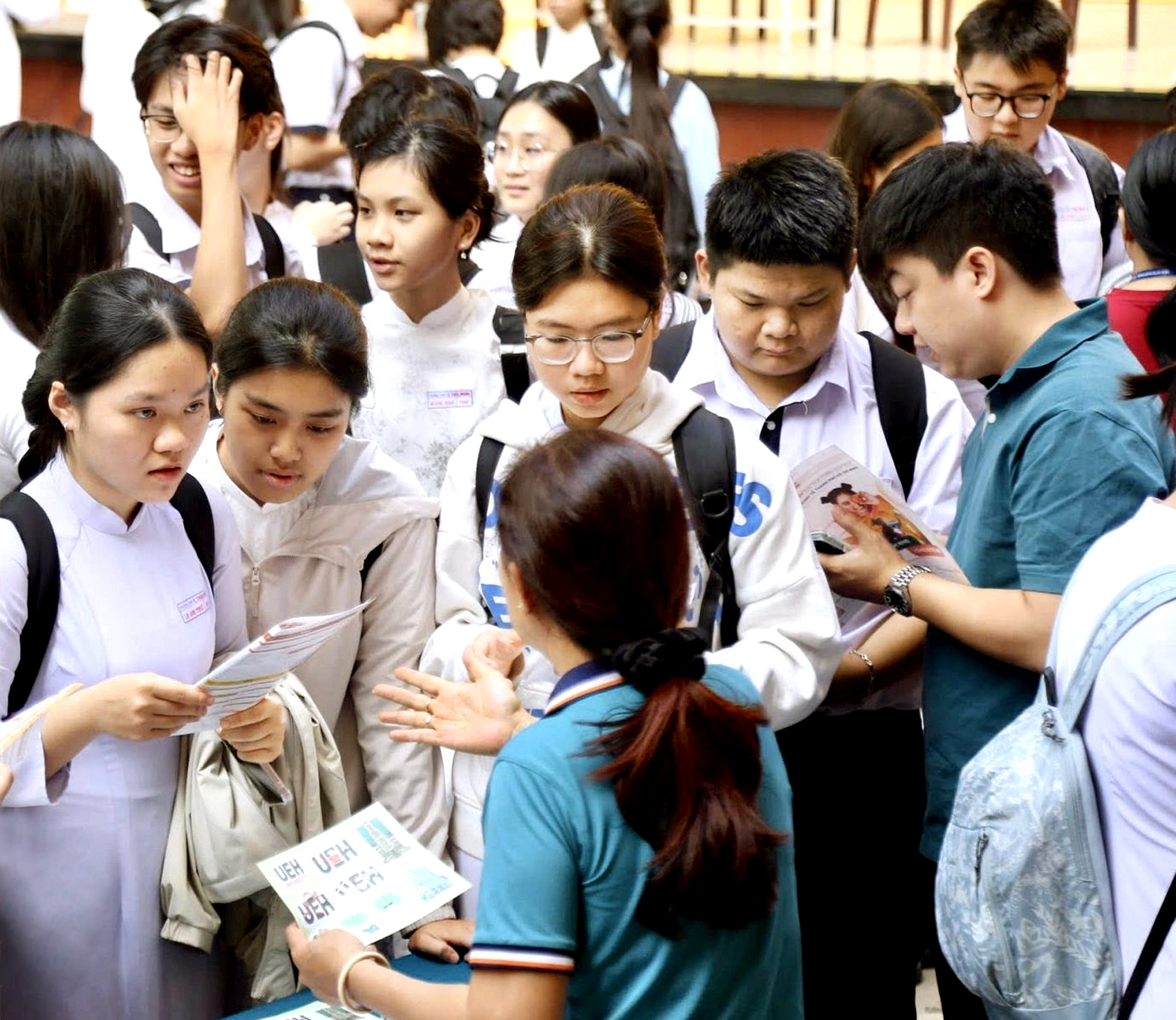 Học sinh lớp Mười hai Trường THPT Ten Lơ Man tham gia chương trình tư vấn tuyển sinh, hướng nghiệp