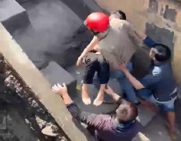 Mọi người hỗ trợ đưa nạn nhân lên bờ - ảnh: MXH