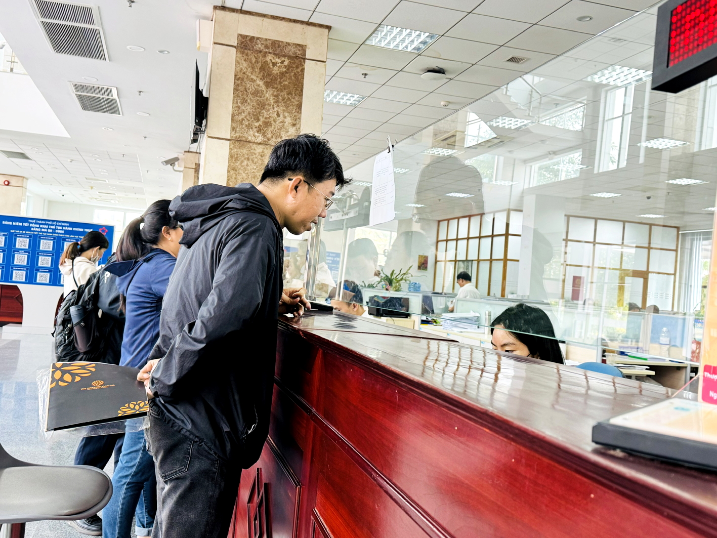 Người dân làm thủ tục thuế tại Thuế TPHCM