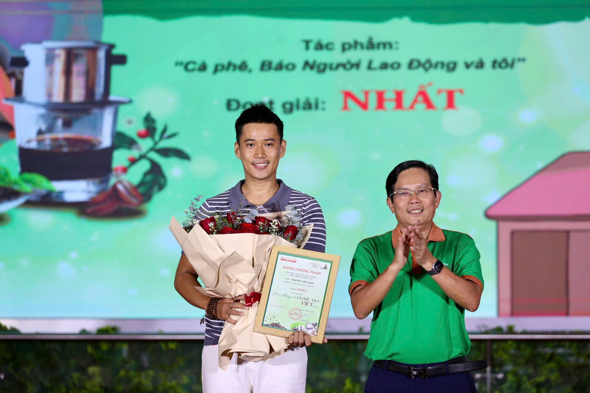 Nhà báo-TS Tô Đình Tuân, Tổng Biên tập Báo Người Lao Động trao giải và chúc mừng tác giả đoạt Giải Nhất - Ảnh: Hoàng Triều