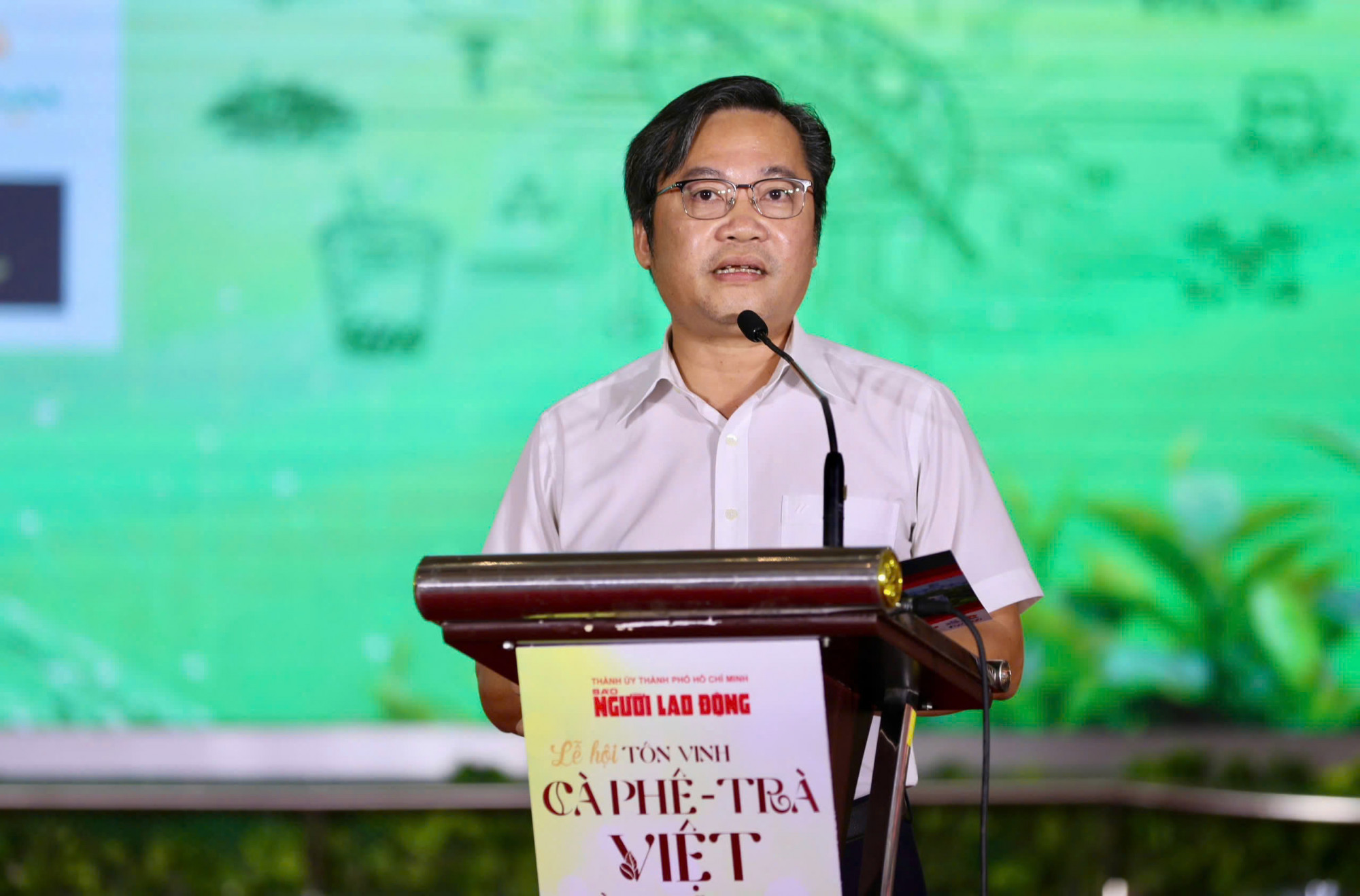 Nhà báo Lê Cao Cường, Phó Tổng Biên tập Báo Người Lao Động, Phó Trưởng Ban Chỉ đạo chương trình Tôn vinh Cà phê - Trà Việt năm 2026, phát biểu tổng kết lễ hội - Ảnh: BTC