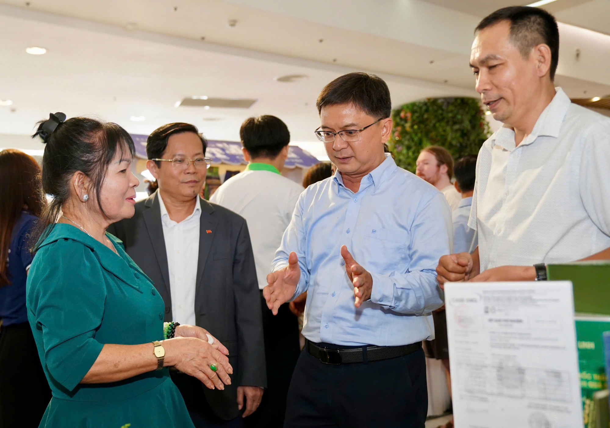 Ông Nguyễn Mạnh Cường - Ủy viên dự khuyết Trung ương Đảng, Ủy viên Ban Thường vụ Thành ủy, Phó Chủ tịch UBND TPHCM tham quan lễ hội.