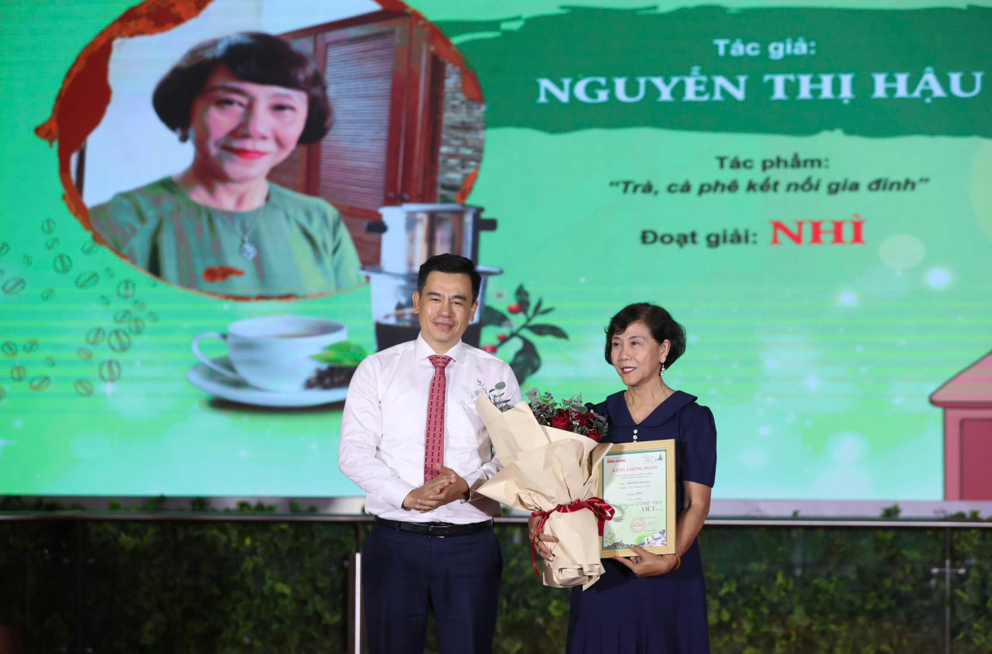 Ông Phạm Quý Trọng, Phó Vụ trưởng Vụ Địa phương III, Ban Tuyên giáo và Dân vận Trung ương trao Giải Nhì cho tác giả Nguyễn Thị Hậu.