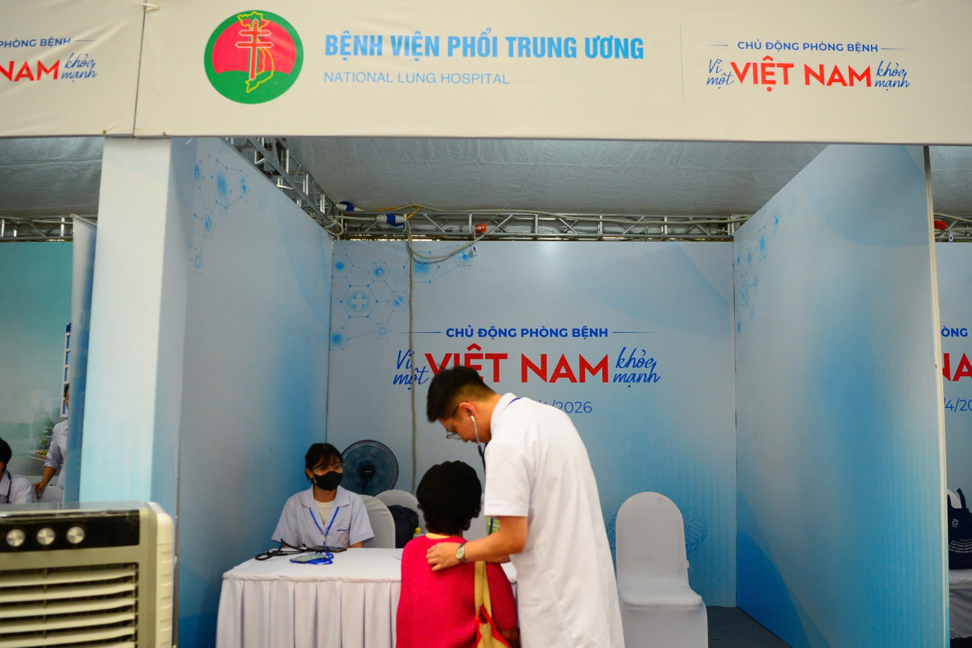 Các bác sĩ thăm khám bệnh, tư vấn miễn phí cho người dân - ảnh: Thu Hiền