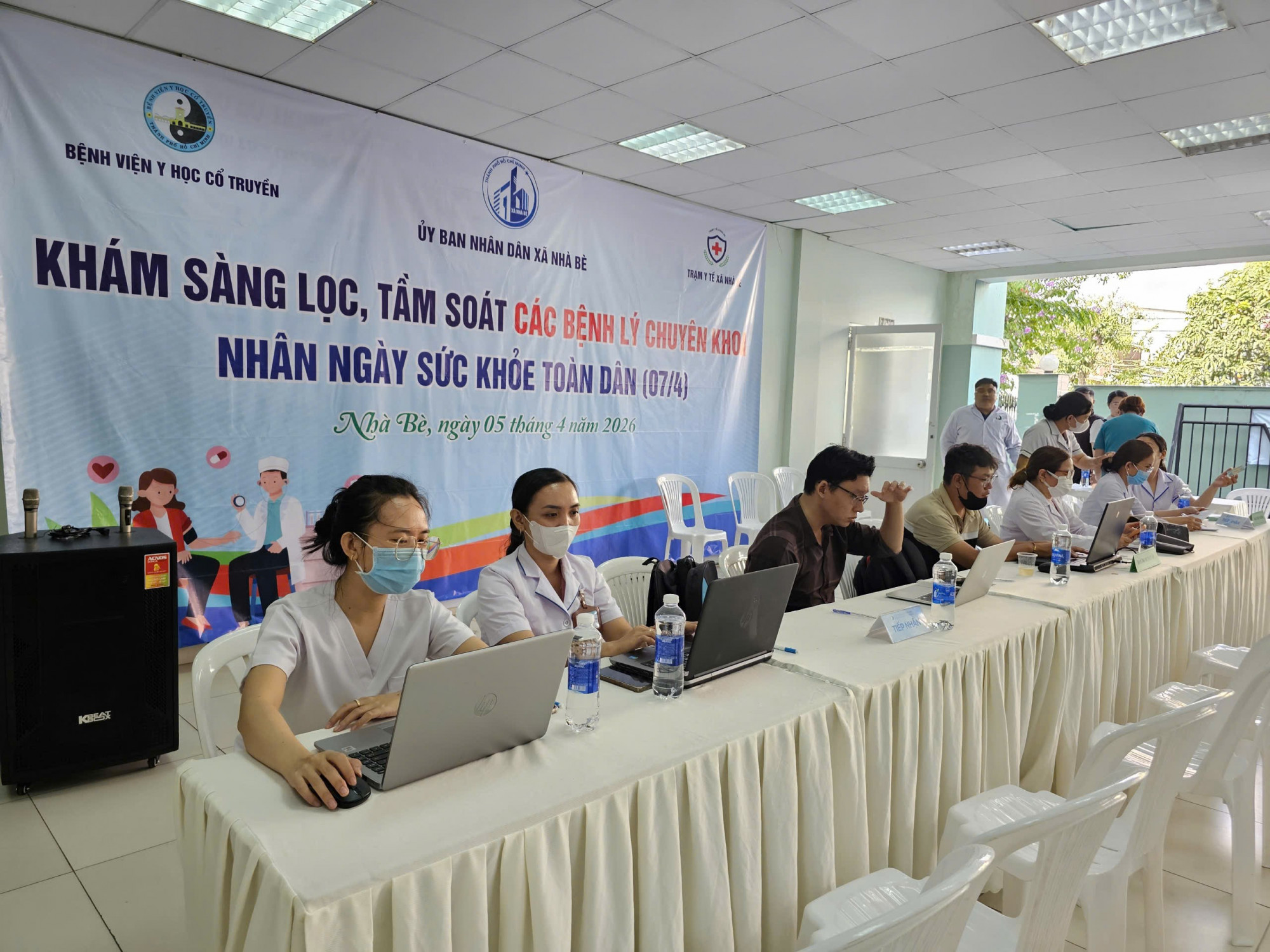 Sáng sớm, bác sĩ, điều dưỡng của Bệnh viện Y học cổ truyền đã tổ chức tầm soát sức khỏe miễn phí cho khoảng 150 người dân tại 