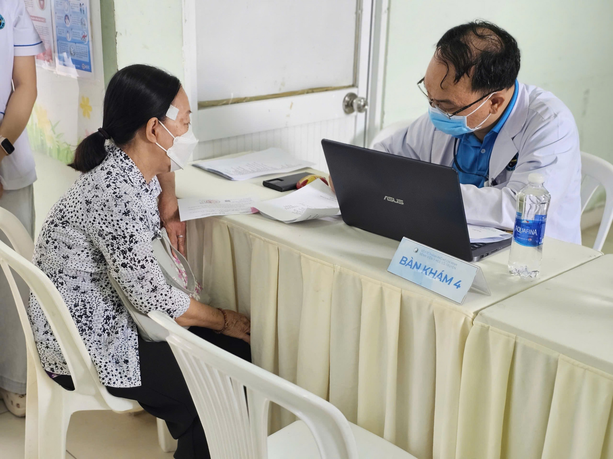 Sau khi khám, điều trị, nhân viên y tế cũng sẽ đưa dữ liệu khám vào hệ thống quản lý, hồ sơ sức khỏe điện tử, đảm bảo thông tin liên tục trong quản lý bệnh