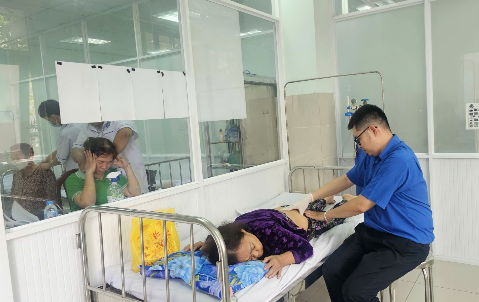 Nhân viên y tế xoa bóp, bấm huyệt, hướng dẫn tập dưỡng sinh, phục hồi chức năng miễn phí 