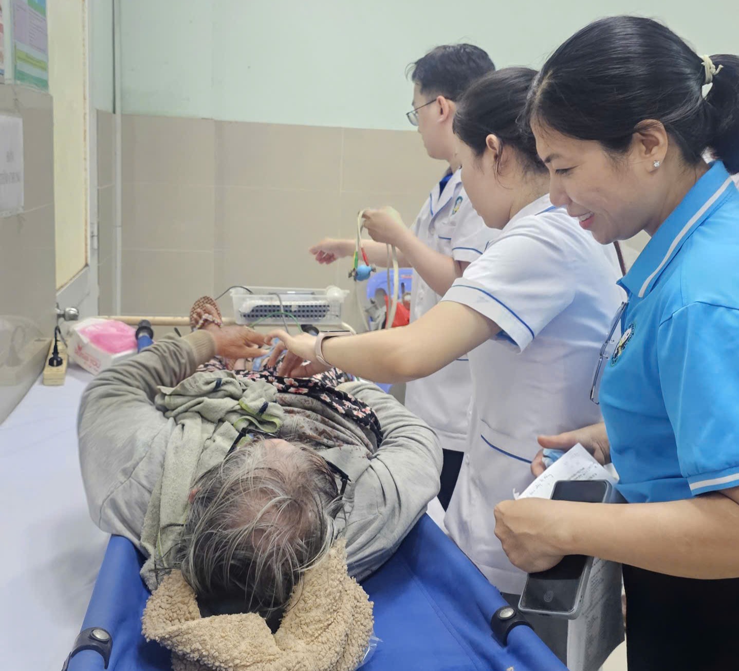 Sáng nay, một số người đi lại bất tiện cũng được hỗ trợ đến điểm khám, thực hiện khám chuyên khoa sâu như đo điện tim, 