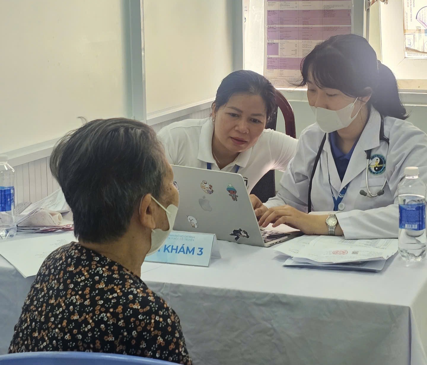 Qua thăm khám, người bệnh còn được tư vấn cách tự chăm sóc sức khỏe cũng như các dấu hiệu phát hiện bệnh sớm tại nhà