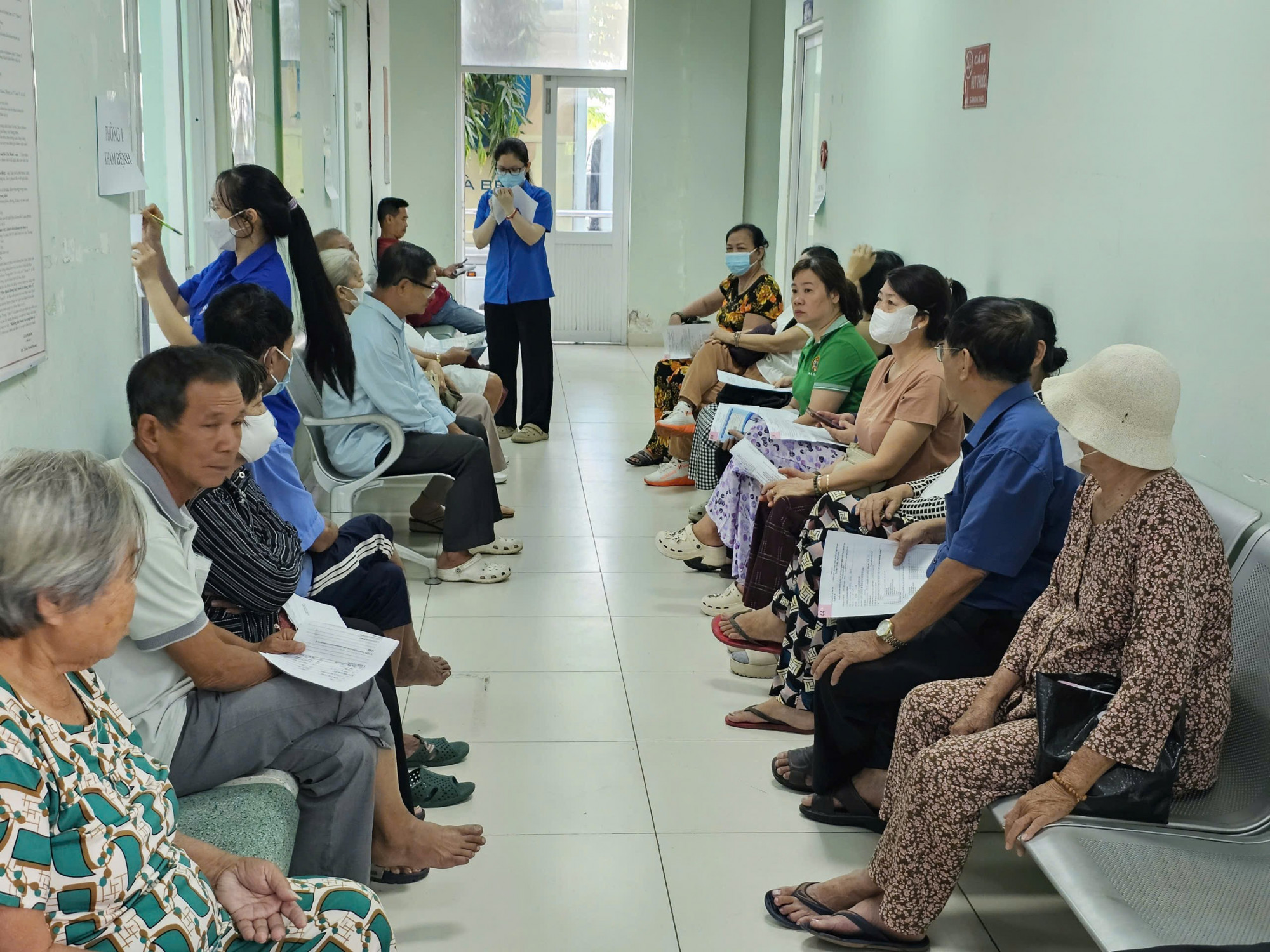 Người dân xếp hàng trật tự đợi đến lượt khám, Nghe được khám miễn phí, tôi và vợ liền đăng ký khám tổng quát bởi hơn 5 năm nay chưa từng đi khám bệnh. Hai tháng nay vợ tôi hay mất ngủ, tôi thì đau lưng nhiều. Lúc tư vấn, bác sĩ cho hai vợ chồng khám chuyên sâu luôn, tôi mừng lắm, một bệnh nhân nam chia sẻ