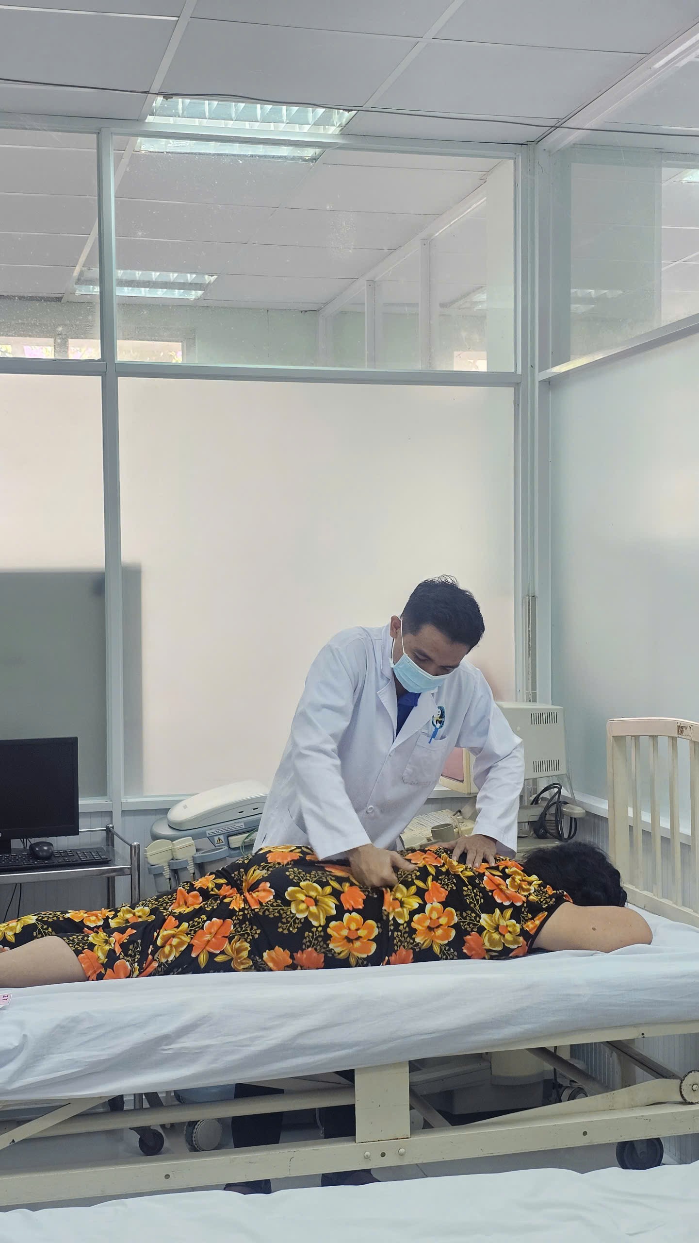 Bác sĩ điều trị cơ bản với những trường hợp đau nhức thông thường. Sau đó tư vấn cách chăm sóc, phòng bệnh, cũng như tránh kéo dài cơn đau