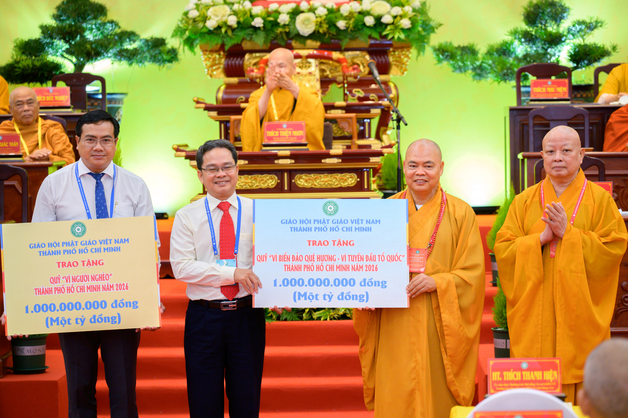 Tại đại hội, Giáo hội Phật giáo Việt Nam TPHCM đã trao bảng tượng trưng tặng cây xanh và ủng hộ Quỹ Vì người nghèo, Quỹ ví biển đảo quê hương - Vì tuyến đầu tồ quốc 