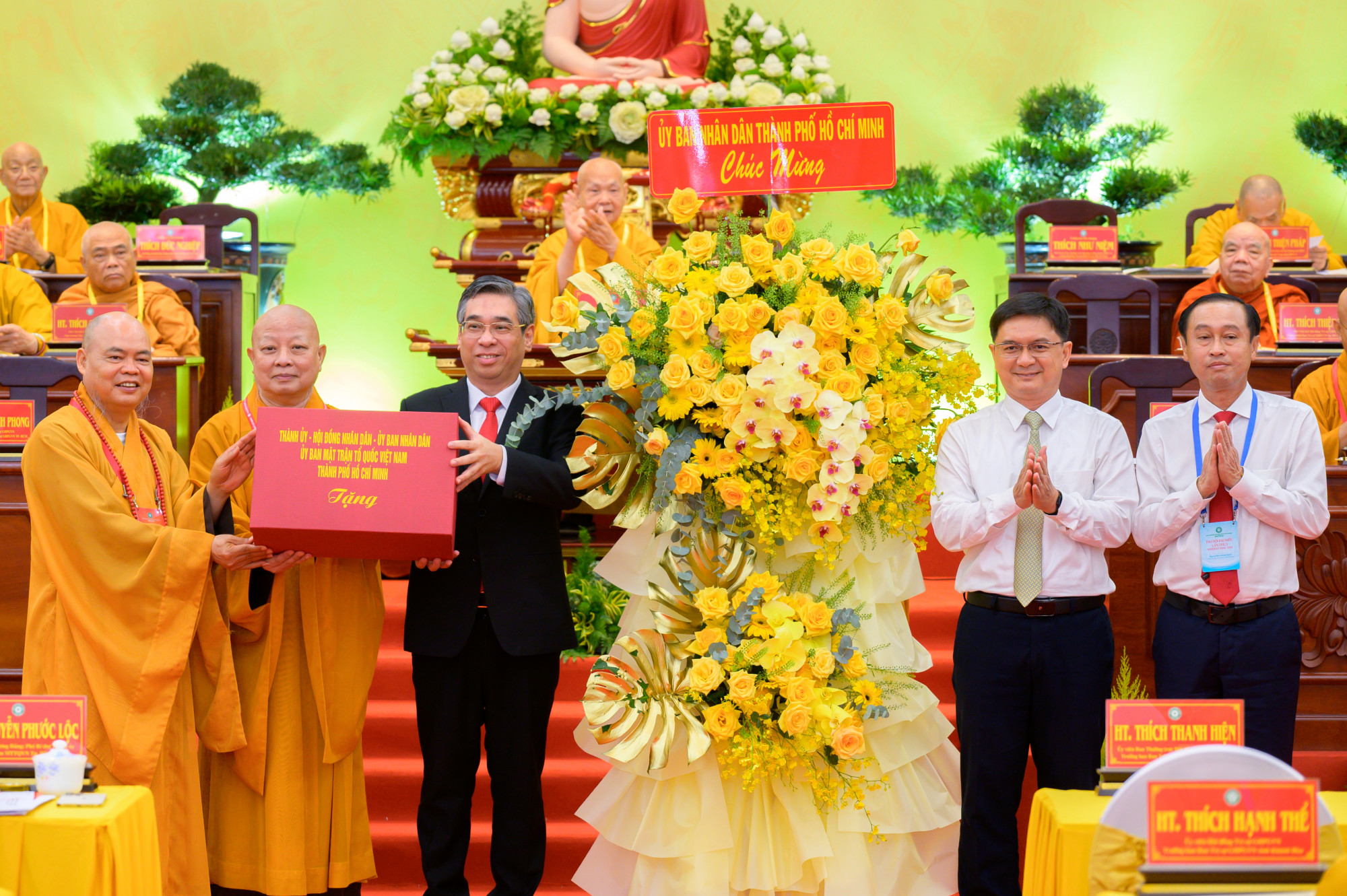 Lãnh đạo TPHCM tặng hoa, quà chúc mừng Đại hội 