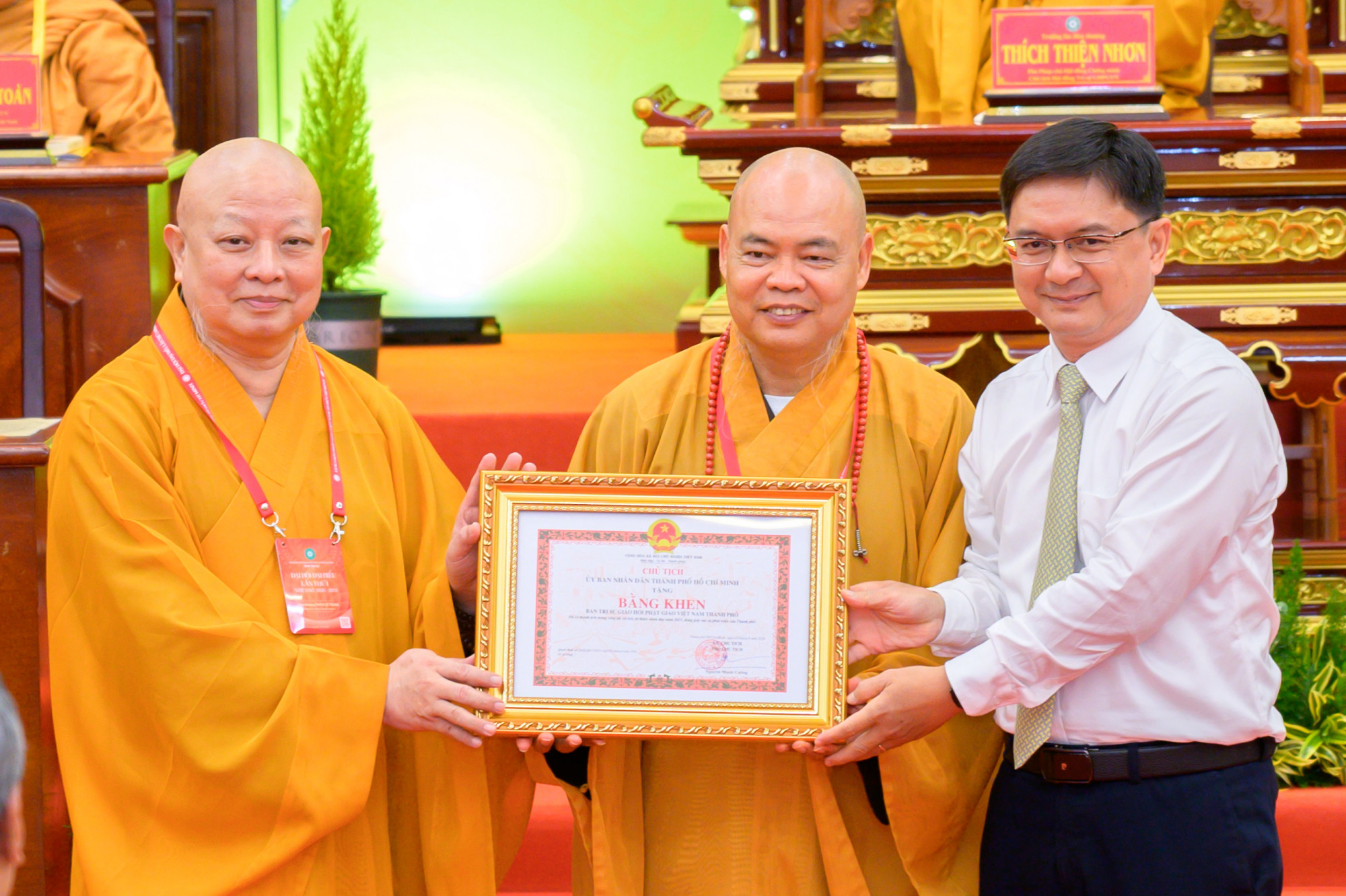 Tại Đại hội, ông Nguyễn Mạnh Cường - Ủy viên dự khuyết Trung ương Đảng, Ủy viên Ban thường vụ Thành ủy, Phó chủ tịch UBND TPHCM tặng Bằng khe Phó chủ tịch 