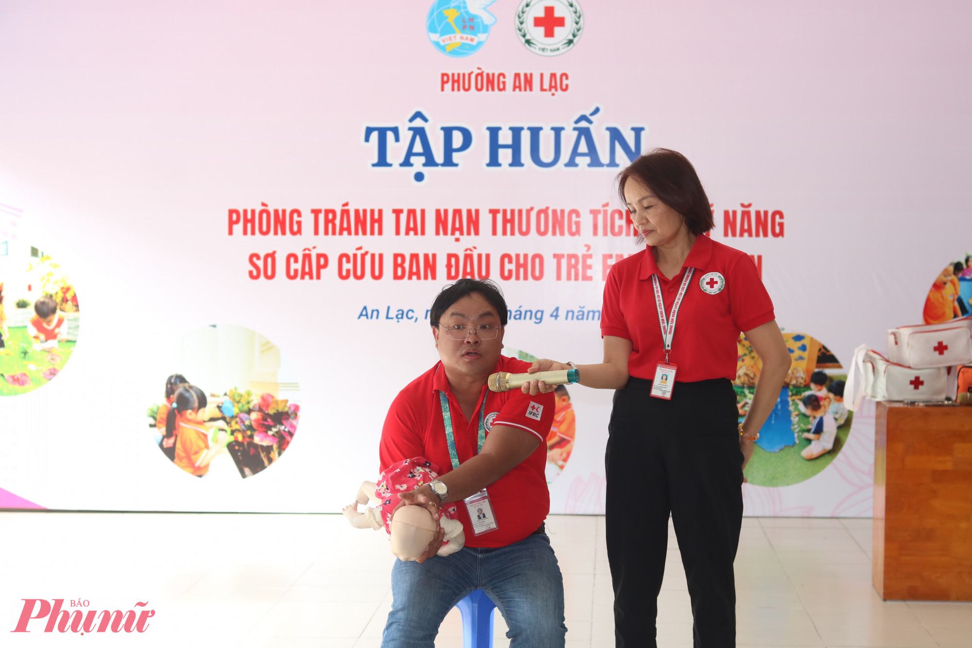 Ông Trần Viết Tuấn hướng dẫn các cô giáo thao tác trong tình huống trẻ bị sặc sữa - Ảnh: Mẫn Nhi