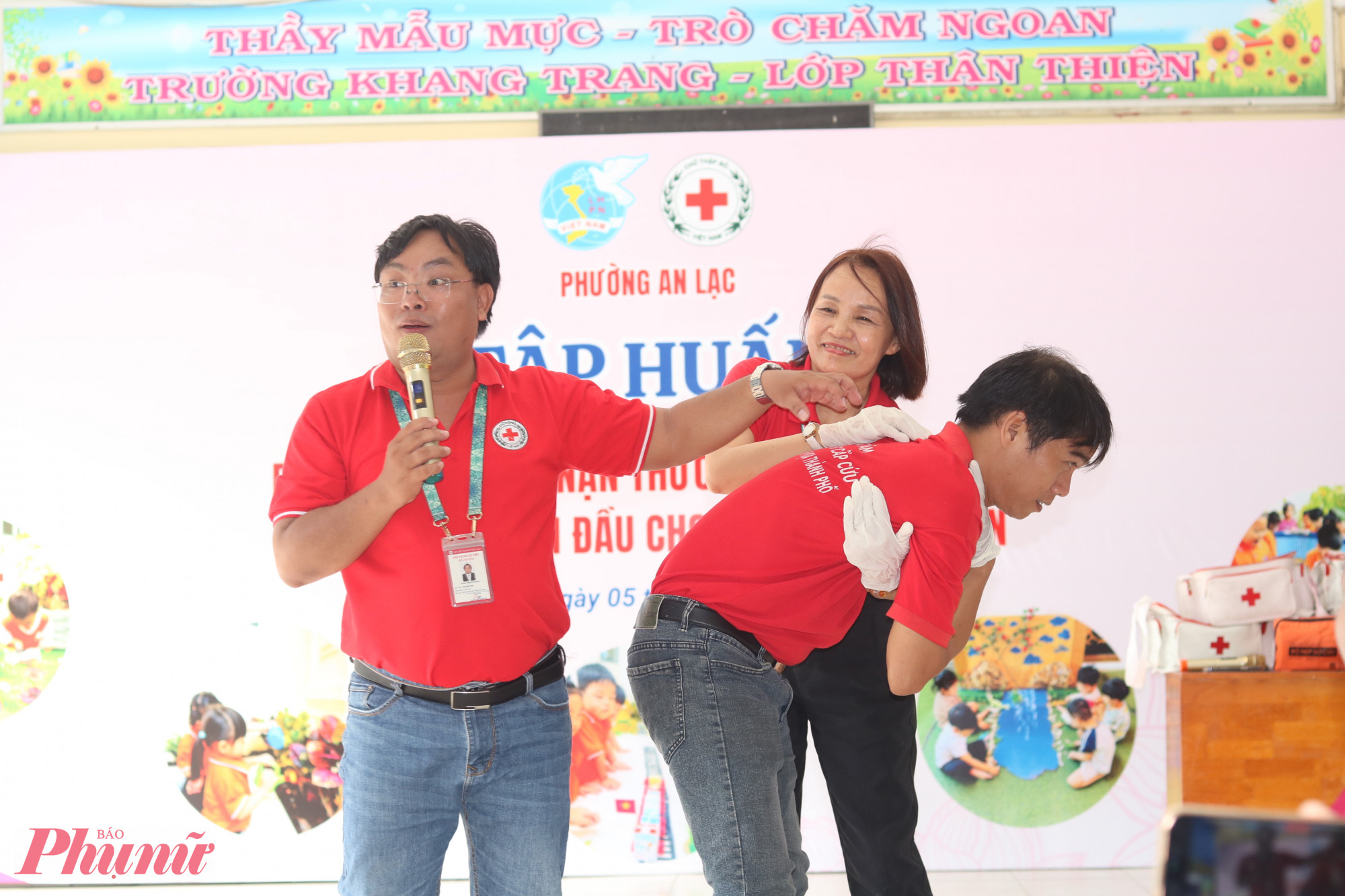 3 tập huấn viên thực hiện thao tác làm mẫu trong trường hợp trẻ bị hóc dị vật đường thở - Ảnh: Mẫn Nhi