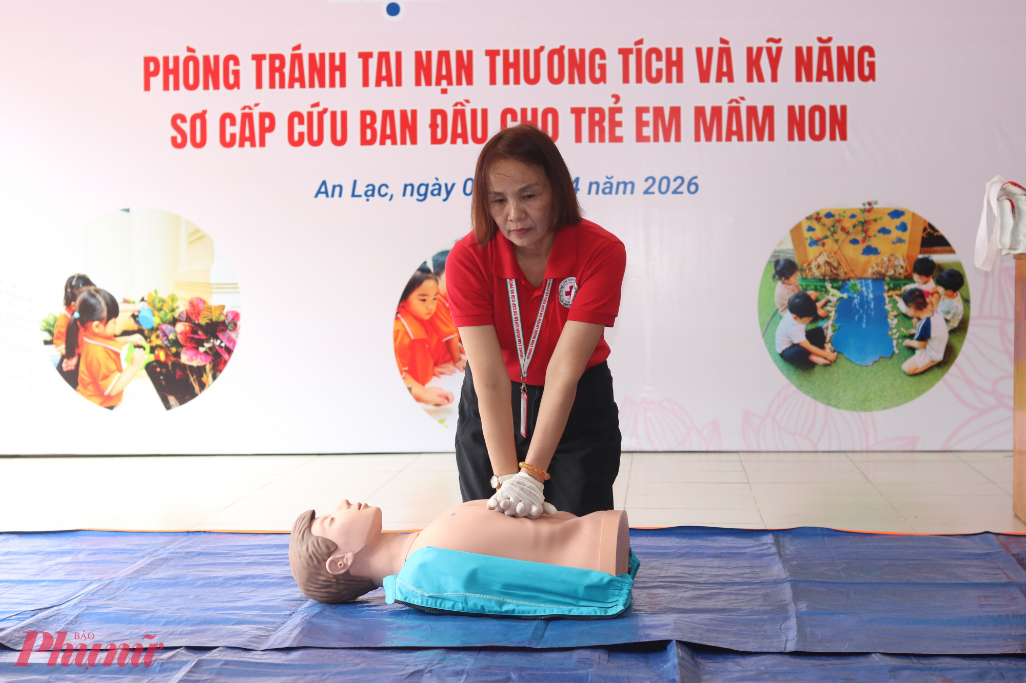 Tập huấn viên Cao Thương Thương làm mẫu thao tác ép tim ngoài lồng ngực - Ảnh: Mẫn Nhi