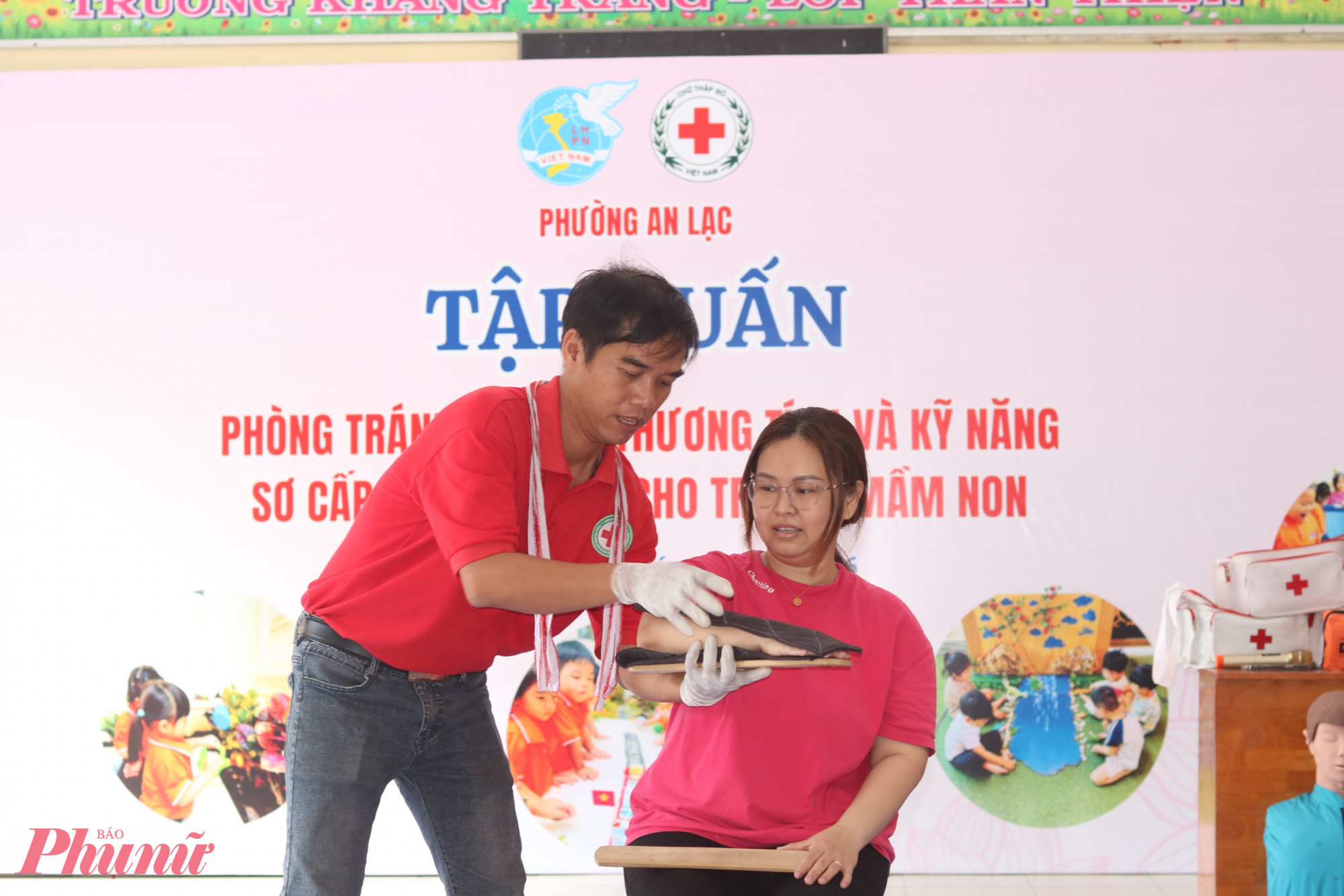 Các cô giáo tham gia làm mẫu để thực hiện thao tác nẹp cố định xương và băng bó vết thương - Ảnh: Mẫn Nhi