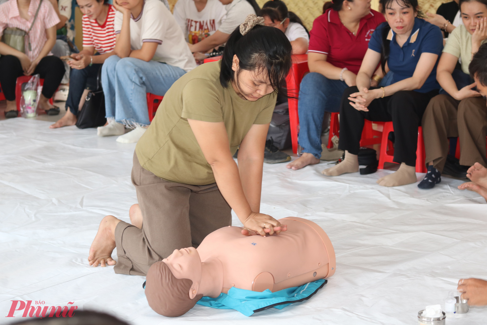 Sau phần lý thuyết, các cô giáo được tập huấn viên hướng dẫn thực hành thao tác hà hơi thổi ngạt và ép tim ngoài lồng ngực - Ảnh: Mẫn Nhi