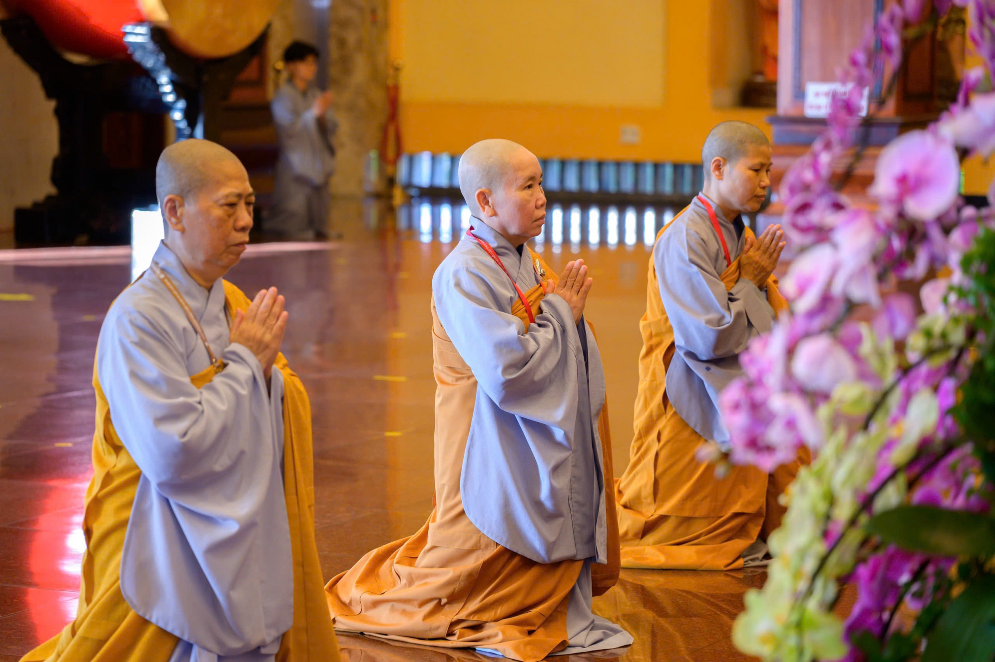 Các ni sư cầu nguyện tại Lễ Tam Bảo 