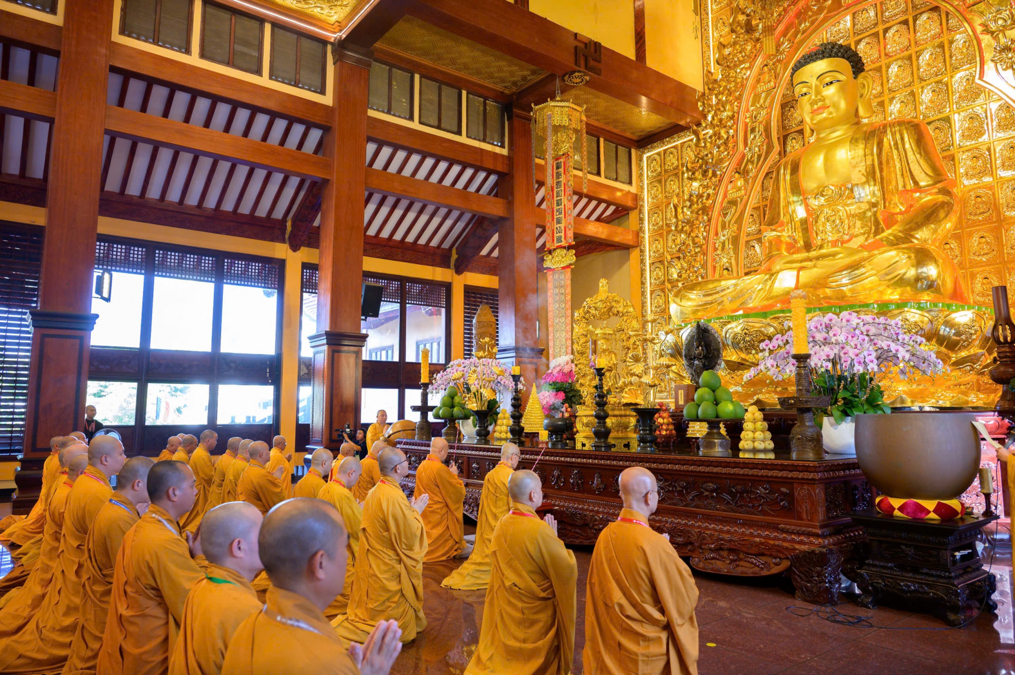 Trước giờ diễn ra phiên thứ chính thức, Chư tôn đức trong Ban tổ chức Đại hội Đại biểu Phật giáo TP.HCM lần thứ I đã cử hành khóa lễ Tam bảo trước khi bước vào ngày làm việc chính thức của Đại hội 