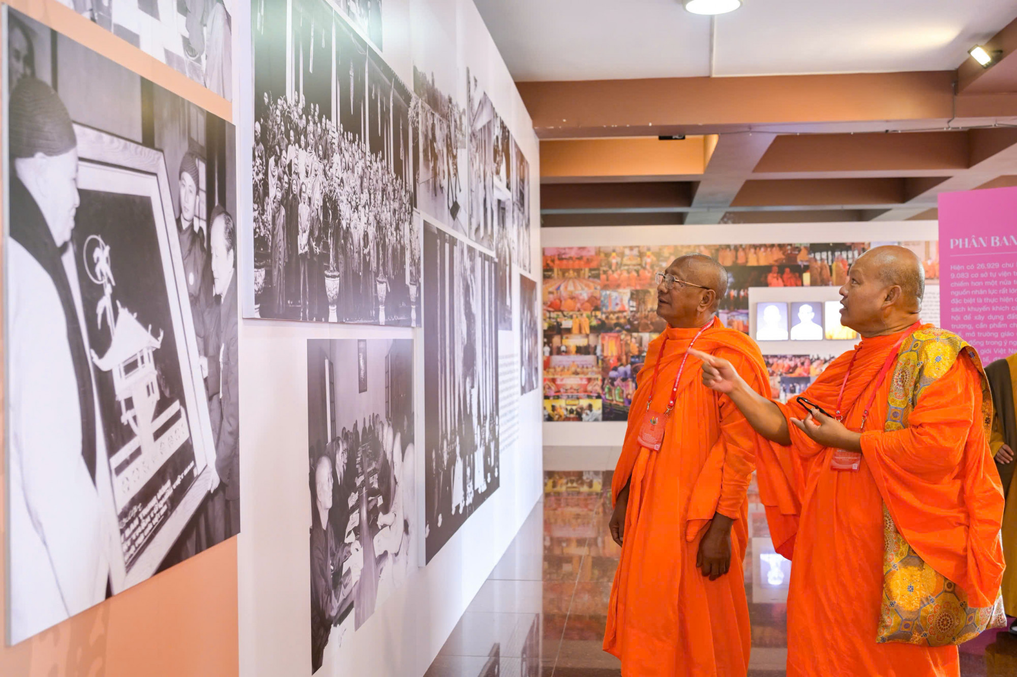 Các đại biểu tham qua Triển lãm Triển lãm 45 năm Giáo hội Phật giáo Việt Nam, hướng đến kỷ  niệm 45 năm thành lập Giáo hội Phật giáo Việt Nam (7-11-1981 – 7-11-2026)