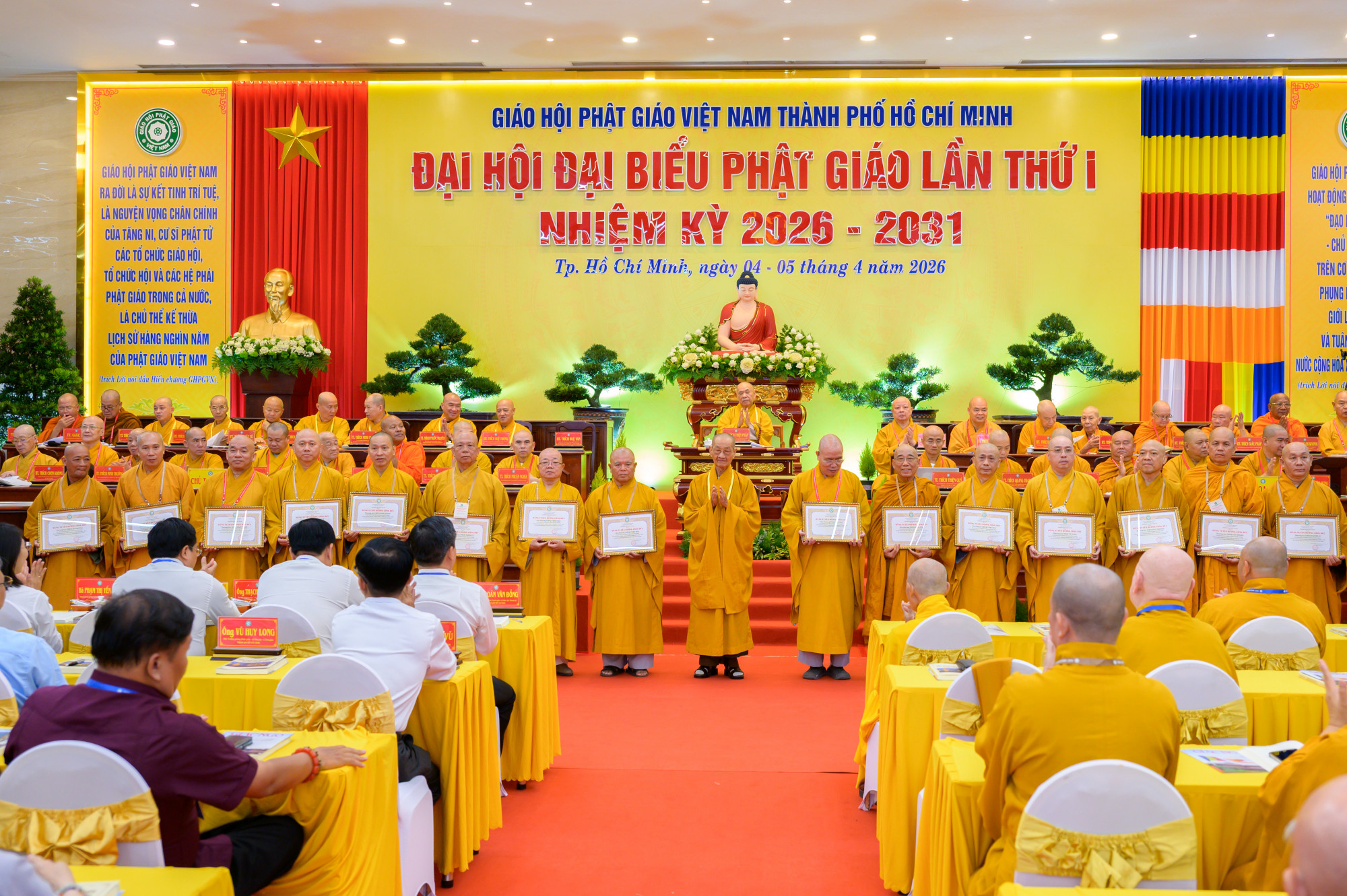 Tại ngày thứ nhất Đại hội, đại diện Hội đồng Trị sự công bố quyết định tặng Bằng tuyên dương công đức của Trung ương GHPGVN đến tập thể Ban Trị sự và 87 Tăng Ni; Ban Thường trực Ban Trị sự trao Bằng công đức đến 139 Tăng Ni, Phật tử; UBND TP.HCM trao Bằng khen đến 17 cá nhân; Ủy ban MTTQVN TP.HCM tặng Bằng khen đến 19 tập thể và 7 cá nhân đã đóng góp tích cực trong hoạt động Phật sự, an sinh xã hội của Phật giáo TP.HCM trong nhiệm kỳ 2022-2027.  Dịp này, đại diện Ban Tổ chức cũng thông qua danh sách đề xuất khen thưởng cấp Nhà nước, cụ thể đề xuất tặng thưởng Huân chương Lao động đến 1 tập thể và 5 cá nhân; Huân chương Đại đoàn kết 3 cá nhân; Bằng khen của Thủ tướng Chính phủ 3 cá nhân.