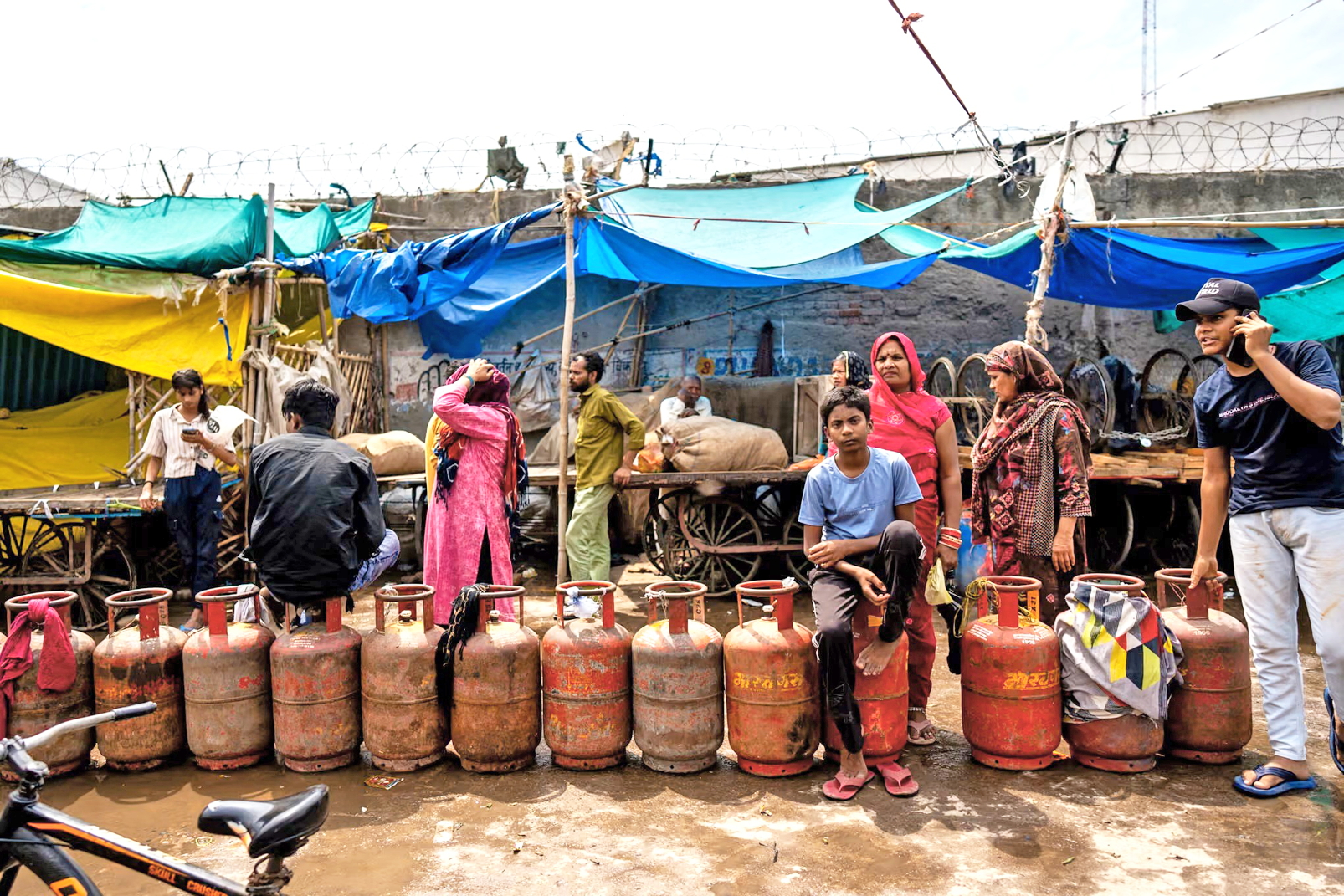 Người dân xếp hàng chờ nạp lại bình gas tại thị trấn Noida, ngoại ô New Delhi, Ấn Độ - Nguồn ảnh: Anadolu/Getty Images