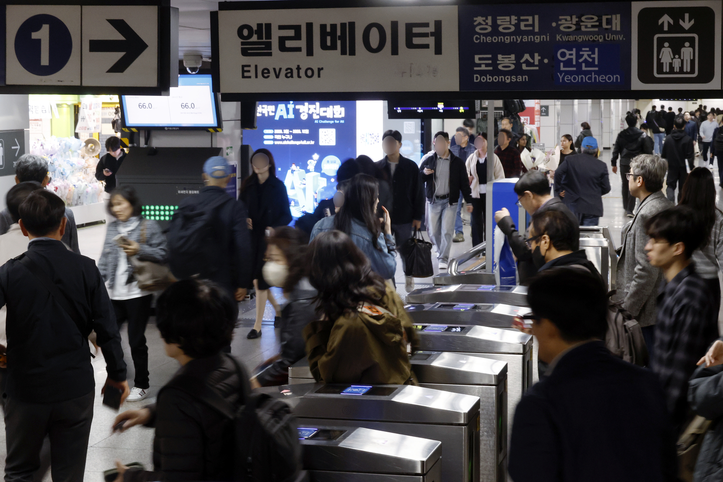 Hành khách đông đúc tại ga Jonggak, tuyến tàu điện ngầm số 1 Seoul, Hàn Quốc trong giờ cao điểm buổi tối ngày 3/4 - Ảnh: NEWS1