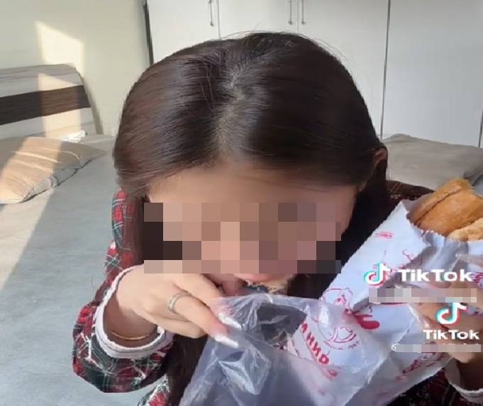 Nữ TikToker cắt bỏ 2 miếng bánh mì đầu tiên vì cho rằng không có gia vị - ảnh cắt từ clip