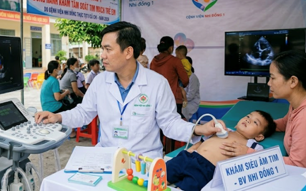 Bác sĩ khám tầm soát cho bệnh nhi, ảnh SYT