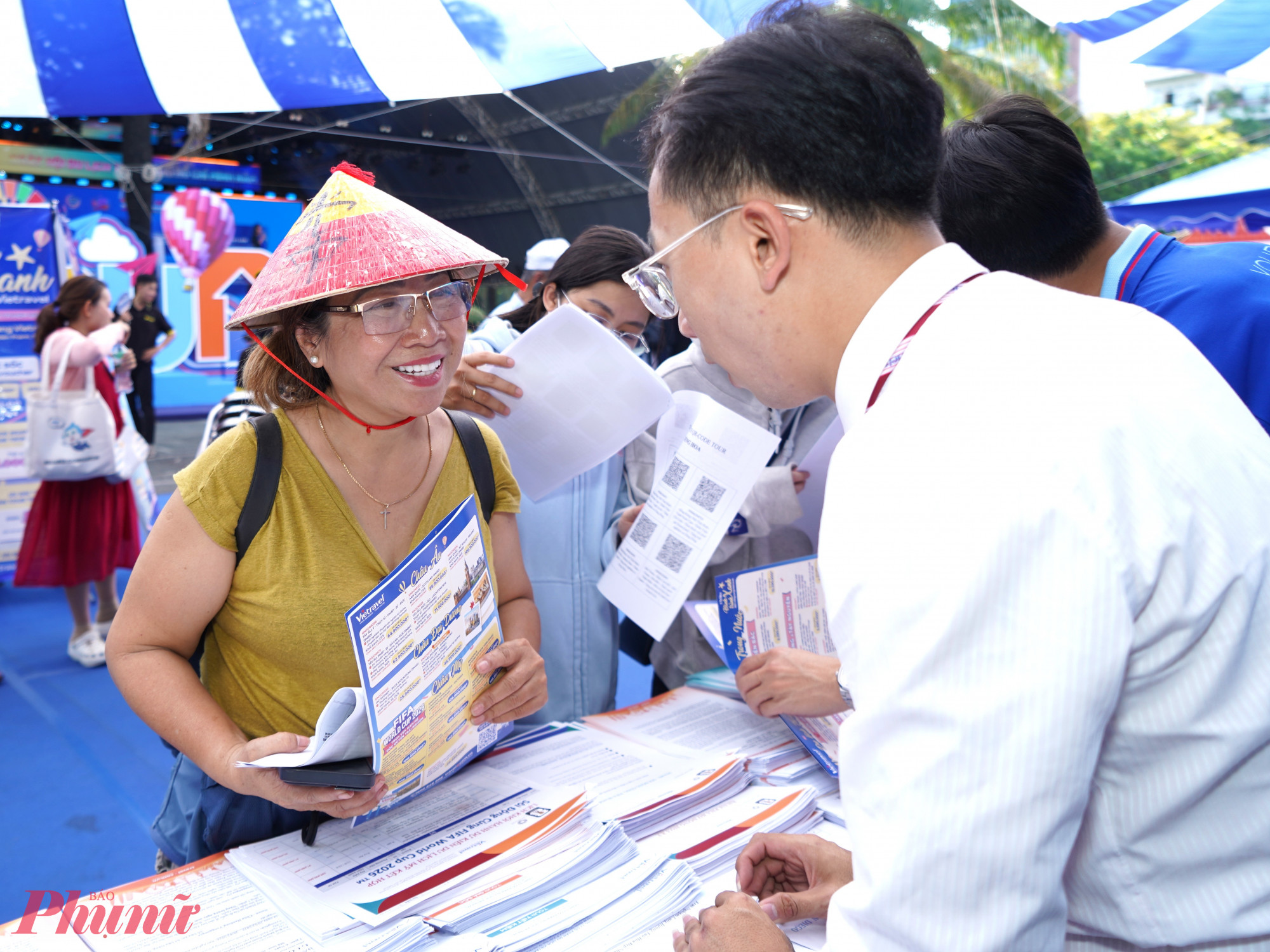 Tương tự, bà Phan Thị Thu Xương (phường Tân Hưng) chia sẻ đã đăng ký tour Tây Bắc với mức giảm khoảng 30%. “Giá tại hội chợ thấp hơn vài triệu đồng so với tham khảo trước đó, lại được tư vấn trực tiếp nên tôi yên tâm hơn khi quyết định,” bà nói.