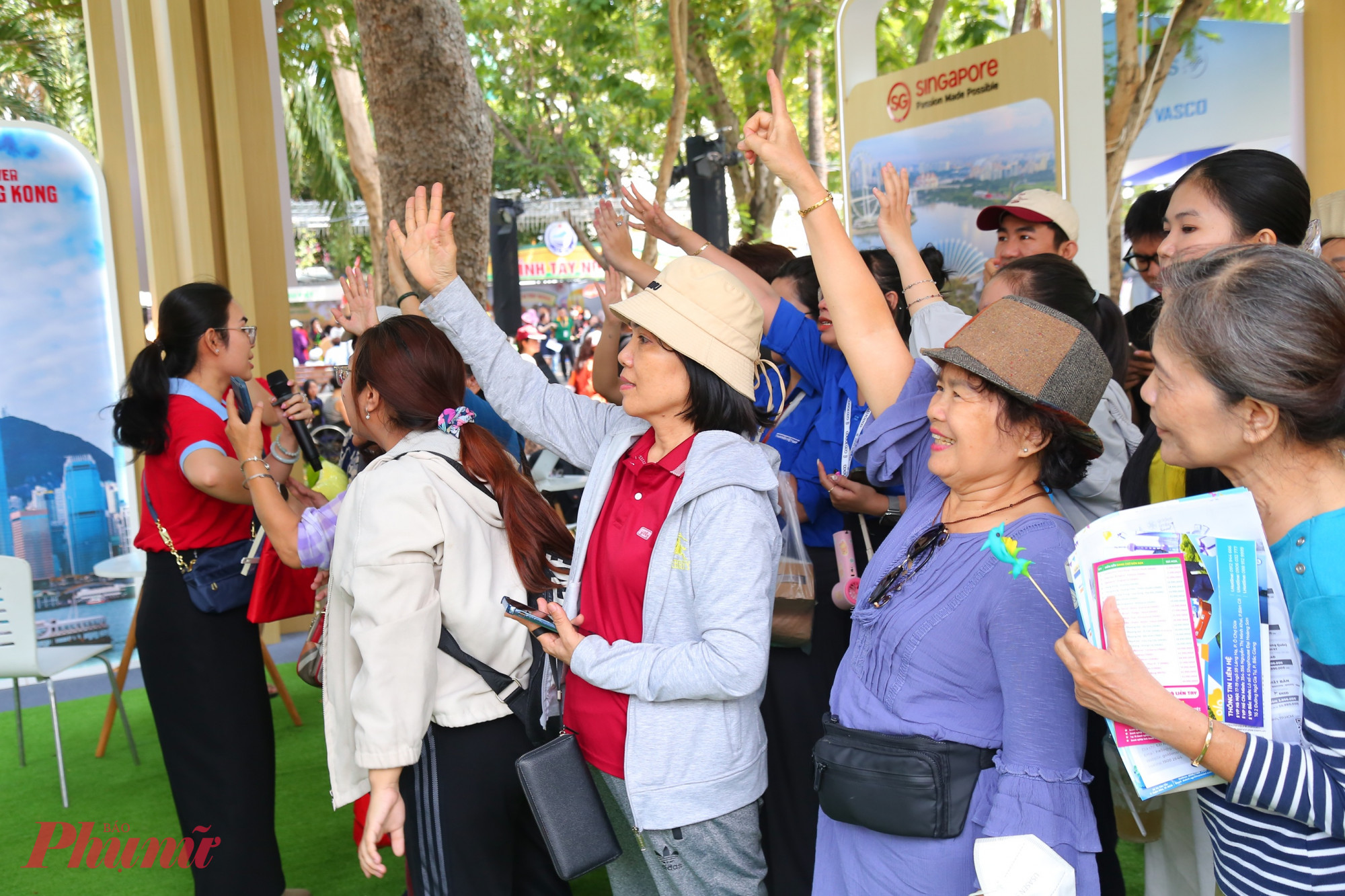 Ở một gian hàng khác, bà Trần Phương Linh - Giám đốc Tiếp thị - Công nghệ Thông tin BenThanh Touristheo BenThanh Tourist ghi nhận lượng khách tham quan ổn định, khoảng 1.000-1.500 lượt trong những ngày đầu. Đến ngày thứ ba, sức mua tăng gần gấp đôi so với ngày trước đó, với nhiều nhóm khách từ 4 -14 người. Các tour có giá trị lớn nhất thuộc nhóm châu Âu, như hành trình Pháp - Thụy Sỹ - Ý.