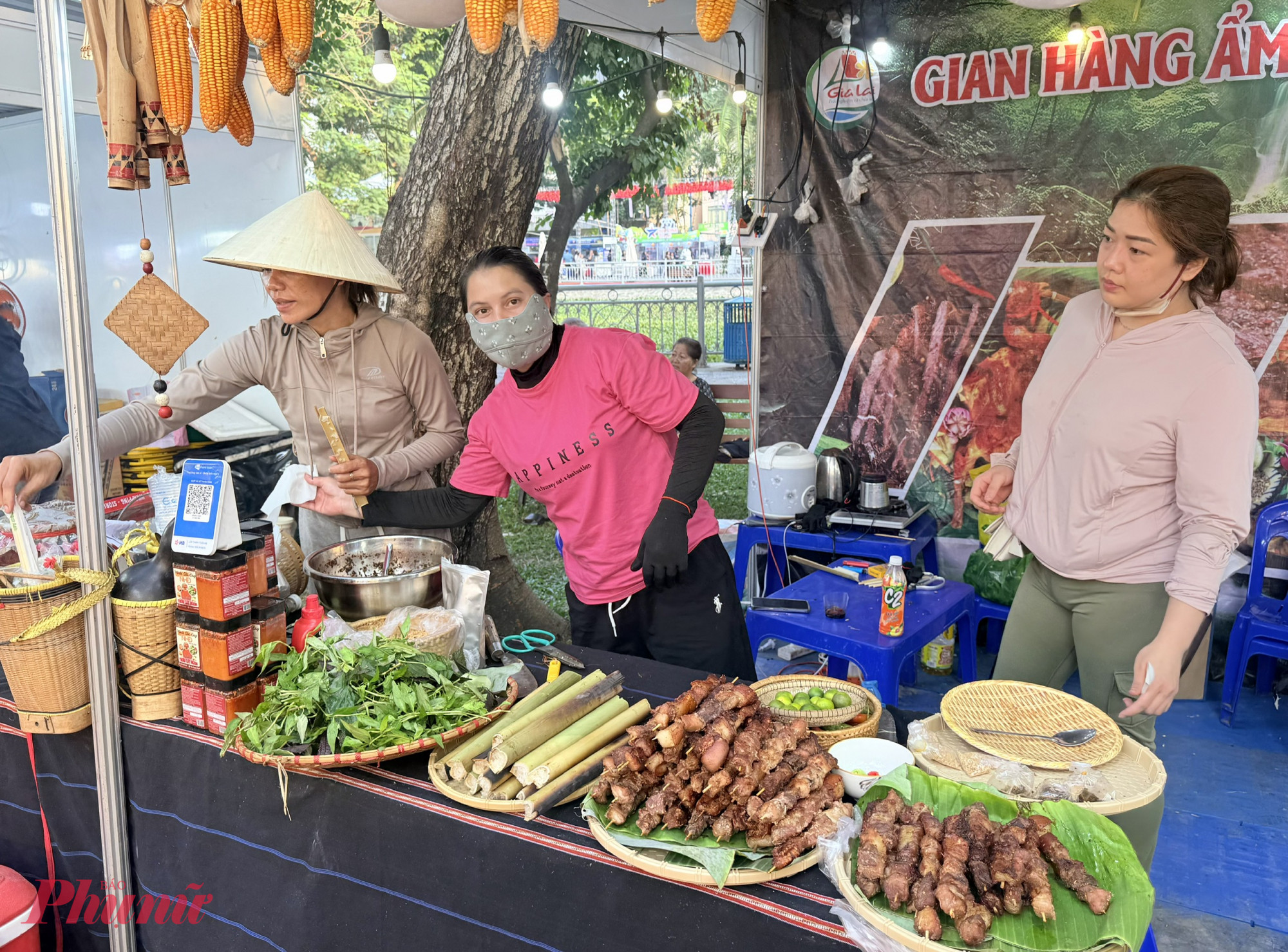 Bên cạnh các gian hàng tour, khu vực ẩm thực tại sự kiện với đa dạng các món ăn, ẩm thực vùng miền cũng thu hút khách.