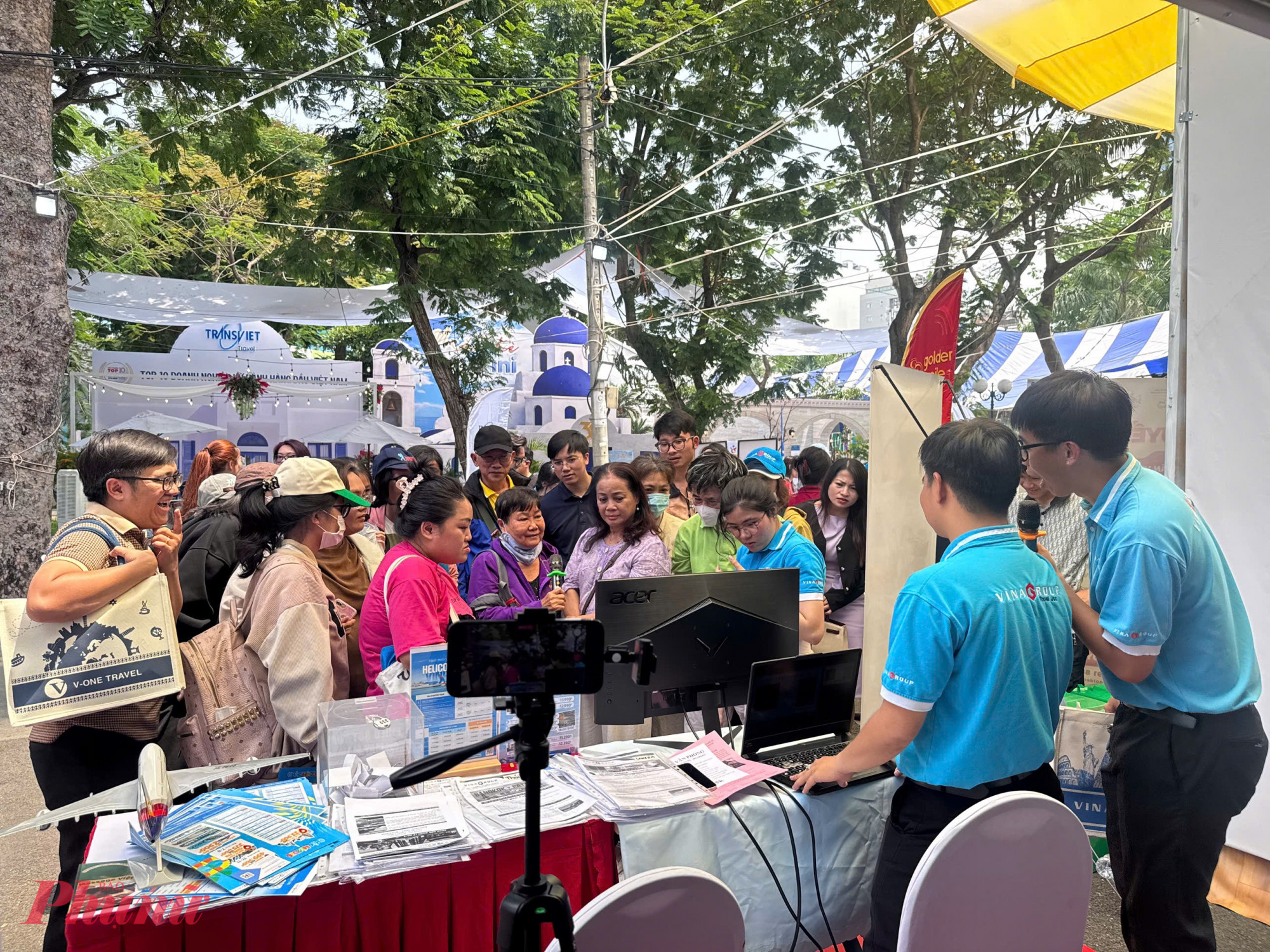 Không chỉ dừng ở bán tour, xu hướng tại Ngày hội năm nay cho thấy các doanh nghiệp đang chuyển sang phát triển sản phẩm trải nghiệm tích hợp. TPHCM bắt đầu xuất hiện các gói dịch vụ cao cấp kết hợp nhiều loại hình, tiêu biểu như trải nghiệm trực thăng ngắm thành phố kết hợp du thuyền 5 sao trên sông Sài Gòn.