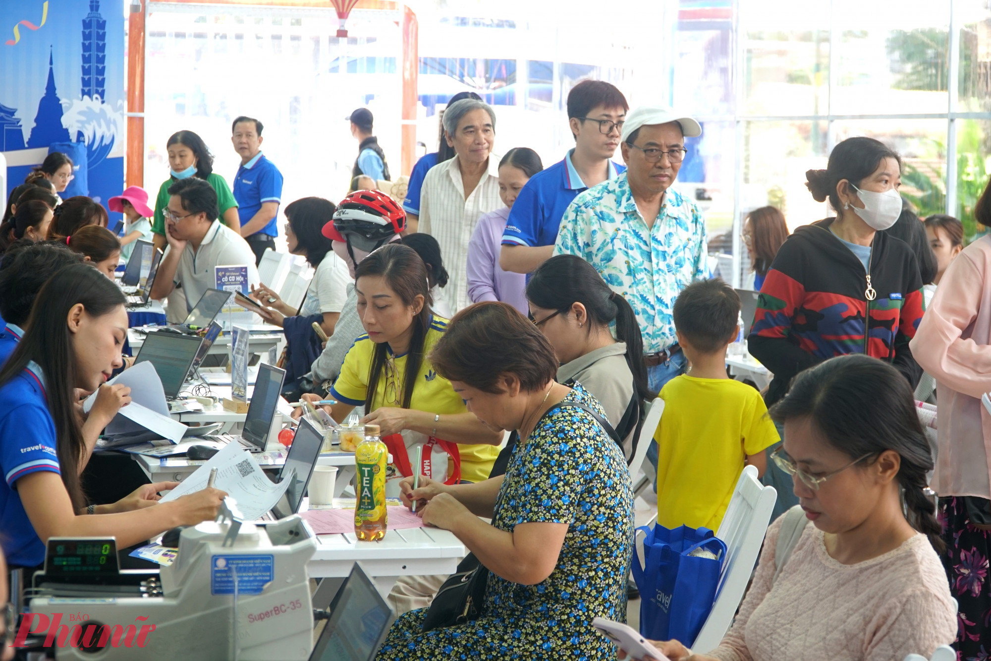 Anh Phan Công Khanh (phường Thủ Đức) cho biết đã chọn tour Hàn Quốc với mức giá ưu đãi hấp dẫn. Theo anh, việc mua trực tiếp tại hội chợ giúp dễ dàng so sánh, được tư vấn kỹ và nhận thêm nhiều ưu đãi.