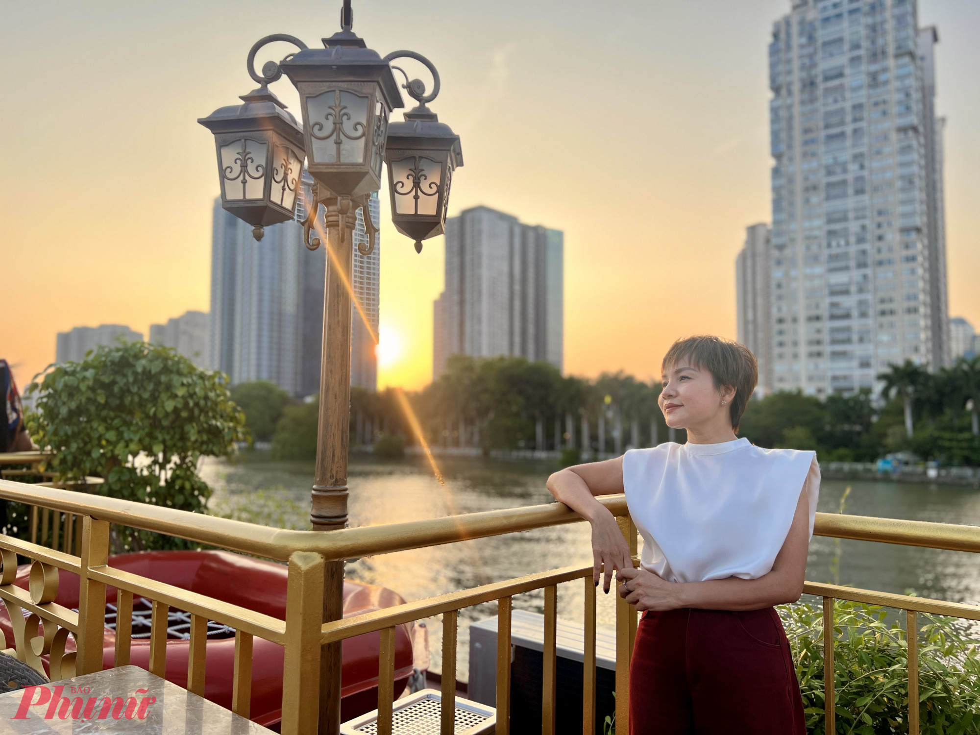 Du khách trải nghiệm trà chiều, ngắm hoàng hôn trên tàu nhà hàng trên sông Sài Gòn chiều 3/4.