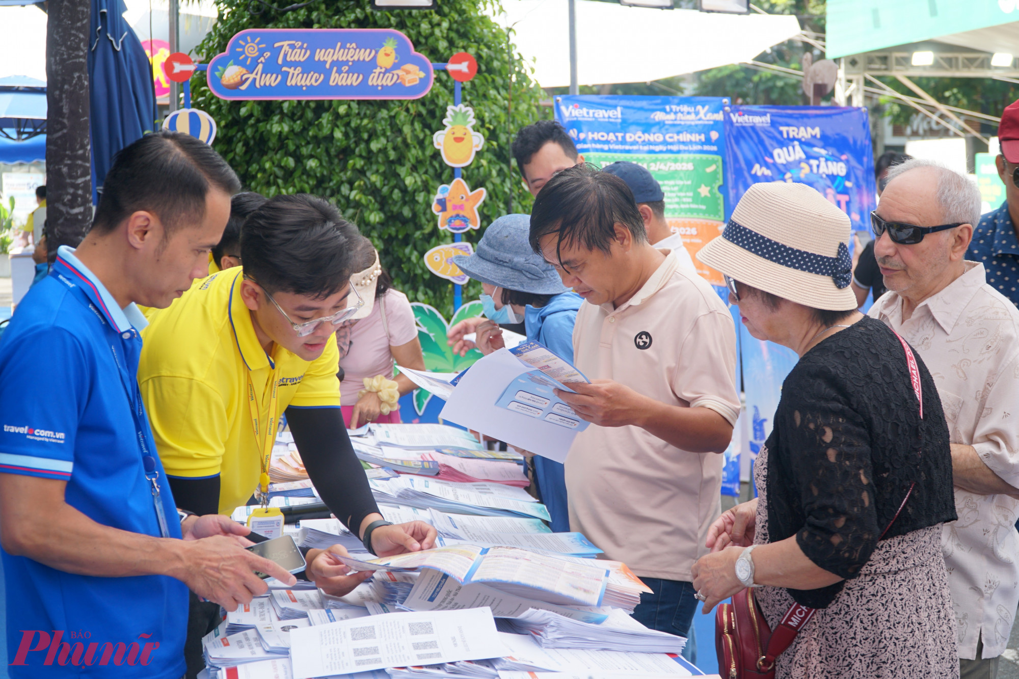 Sáng 5/4, tại gian hàng của Vietravel, lượng khách đến tìm hiểu và đặt tour khá đông. Năm nay, doanh nghiệp tung ra nhiều chương trình kích cầu, đồng thời giới thiệu bộ sản phẩm du lịch thế hệ mới theo tiêu chí “du lịch có trách nhiệm” và nâng cao trải nghiệm.Đây được xem là bước chuyển từ mô hình lữ hành truyền thống sang định hướng kiến tạo trải nghiệm, với các sản phẩm chú trọng yếu tố bền vững, tôn trọng môi trường và văn hóa bản địa.