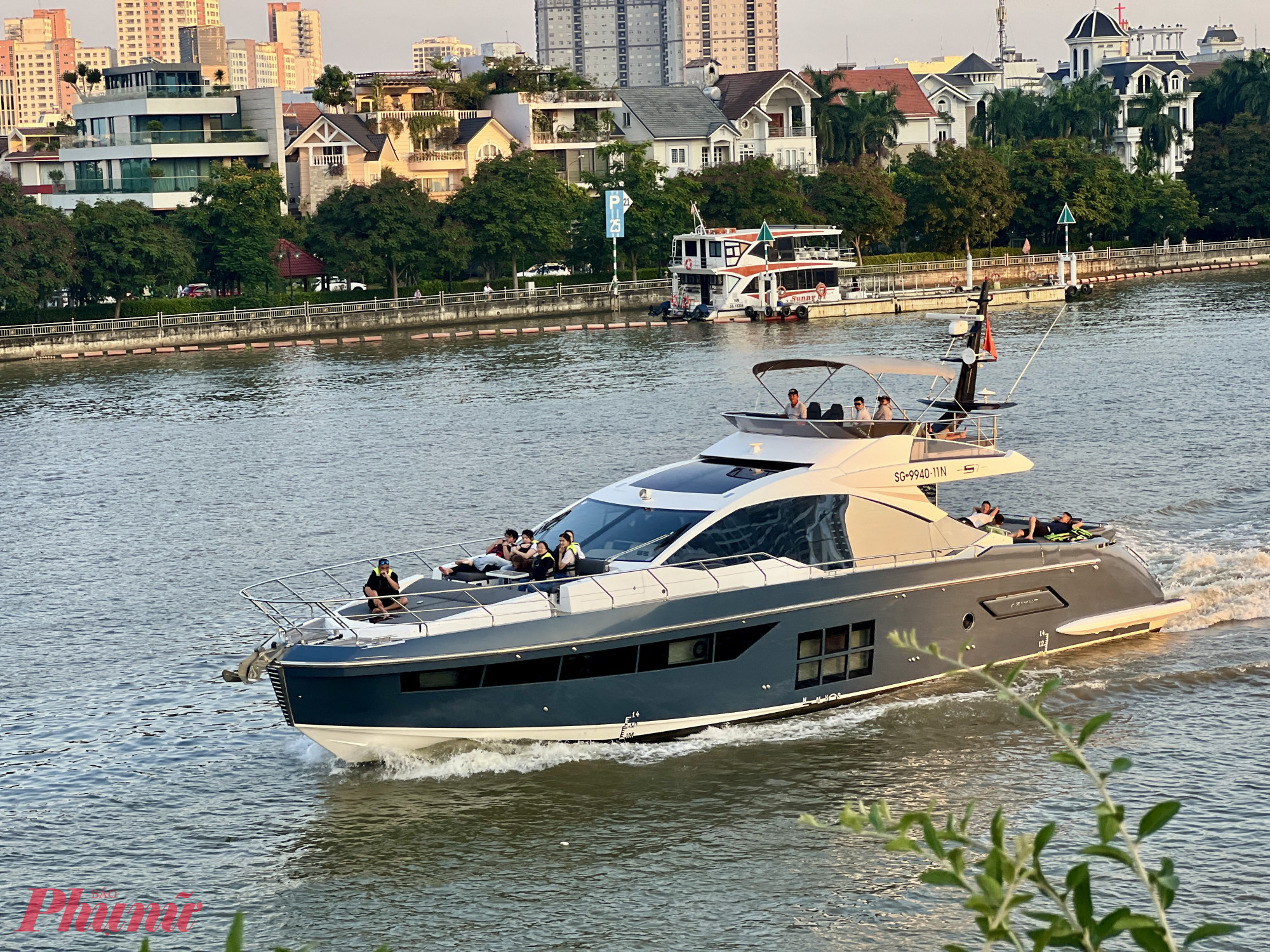 Đại diện doanh nghiệp triển khai cho biết, đây là bước khởi đầu xây dựng hệ sinh thái du lịch cao cấp, hướng tới nhóm khách có khả năng chi tiêu cao. Các sản phẩm được thiết kế theo hành trình liền mạch, từ bay trực thăng ở độ cao khoảng 300 m để ngắm toàn cảnh thành phố, đến nghỉ dưỡng trên du thuyền. Giá tour trực thăng hiện dao động từ 2,9 triệu đến hơn 18,8 triệu đồng/lượt, tùy thời lượng.