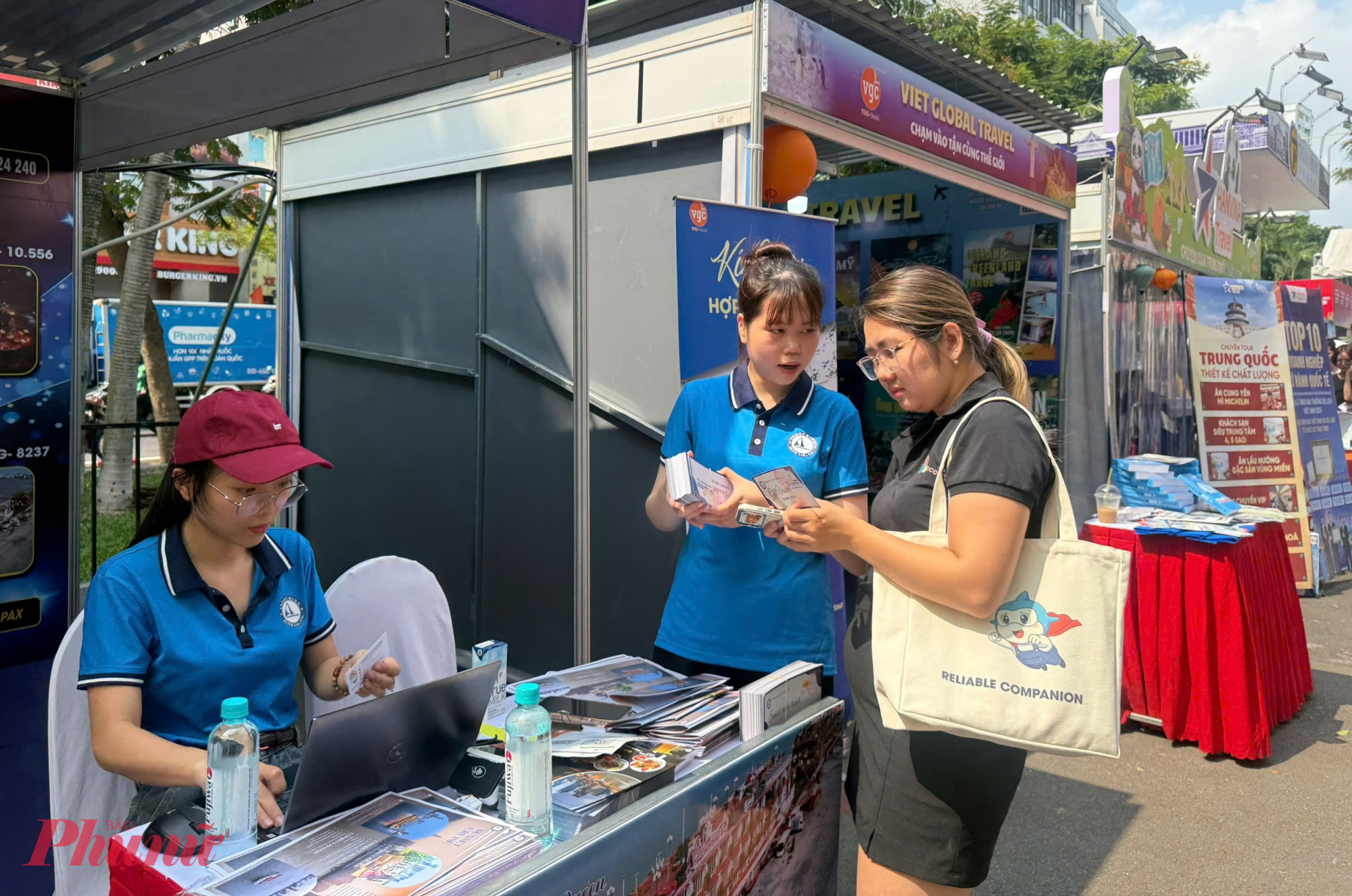 Các sản phẩm được quan tâm nhiều nhất vẫn là tour nội địa và tour quốc tế châu Á khởi hành dịp lễ và hè. Trong nước, các tuyến như Phú Quốc, Đà Nẵng - Huế, Nha Trang, Hà Nội - Sa Pa thu hút khách nhờ thời gian linh hoạt, chi phí hợp lý. Ở thị trường quốc tế, các điểm đến Đông Nam Á và Đông Bắc Á như Thái Lan, Singapore - Malaysia, Hàn Quốc, Nhật Bản, Trung Quốc, Đài Loan tiếp tục chiếm ưu thế.