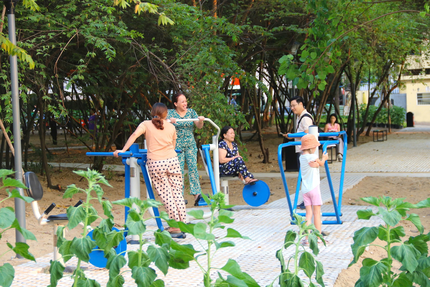 Người dân đến tham quan, tập thể dục tại công viên vốn là khu đất bỏ hoang  ở nhà thi đấu Phan Đình Phùng, phường Xuân Hòa - ẢNH: THANH TÂM