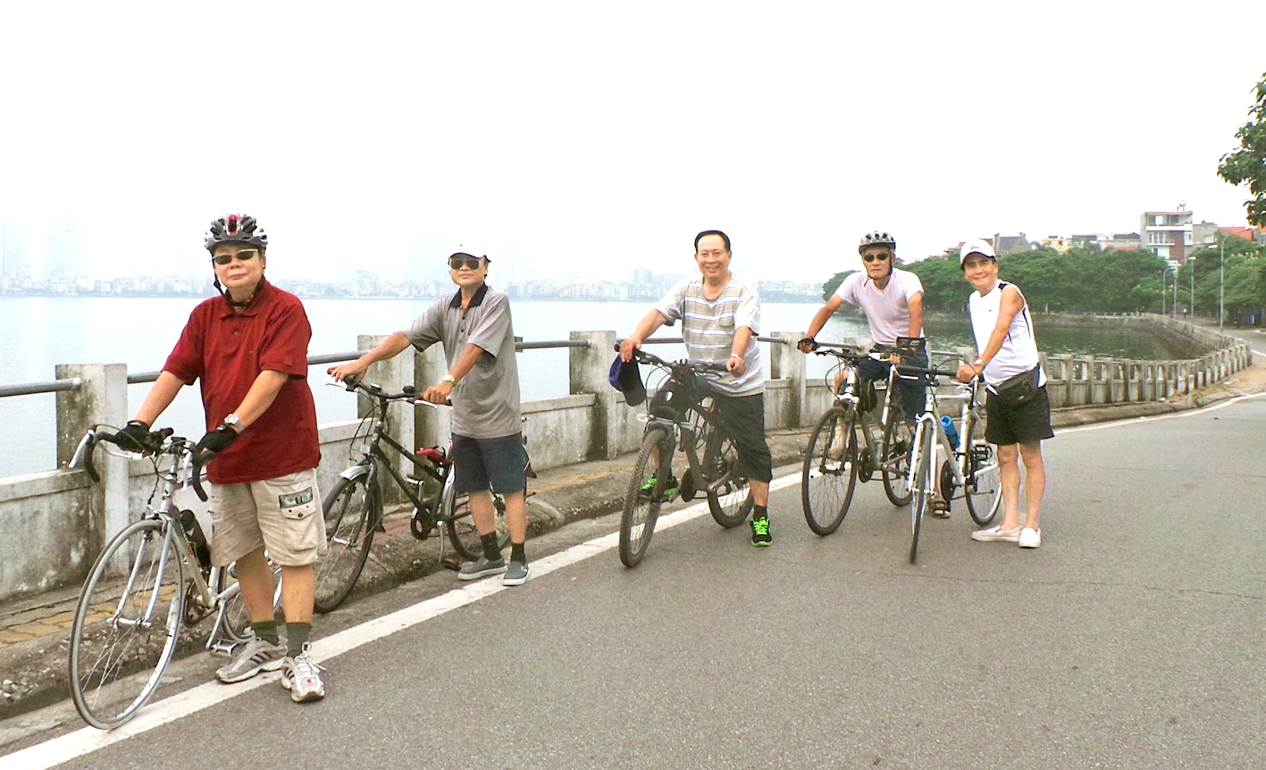Một hội bạn già đạp xe quanh Hồ Tây (TP Hà Nội) - Ảnh do tác giả cung cấp